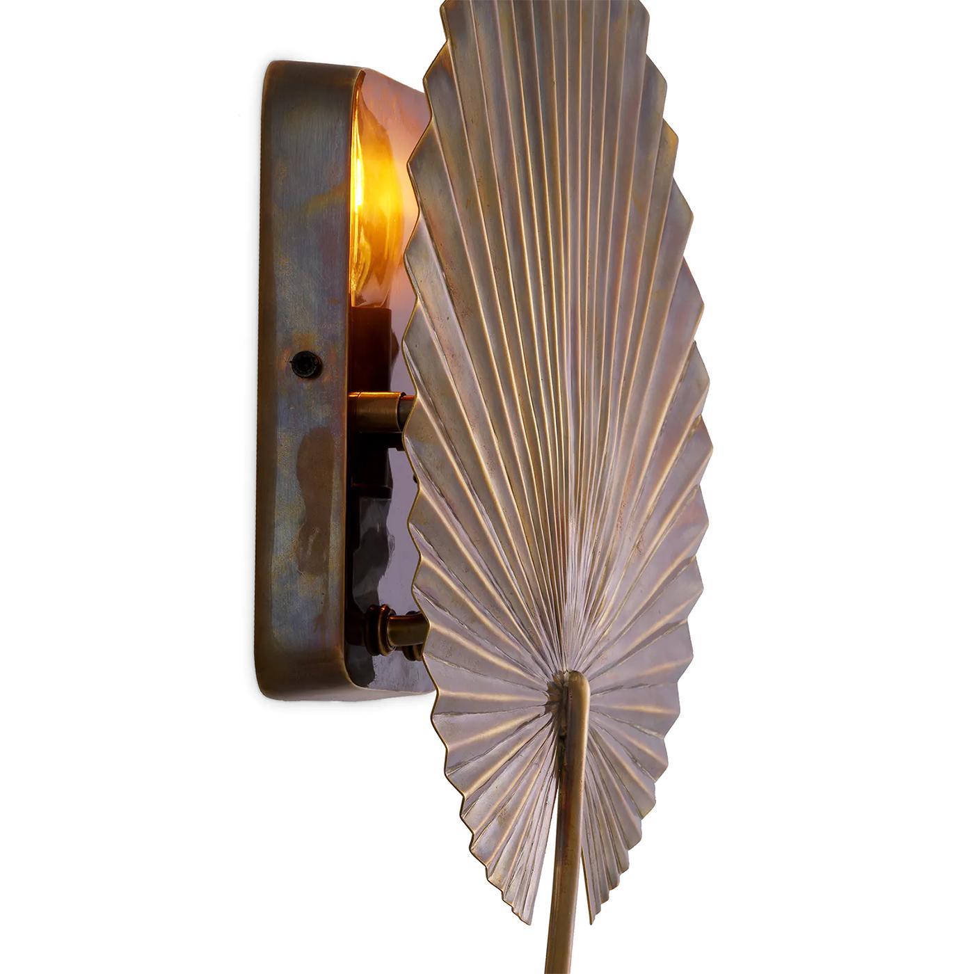 Lotus Brass Wall Lamp In New Condition For Sale In Paris, FR