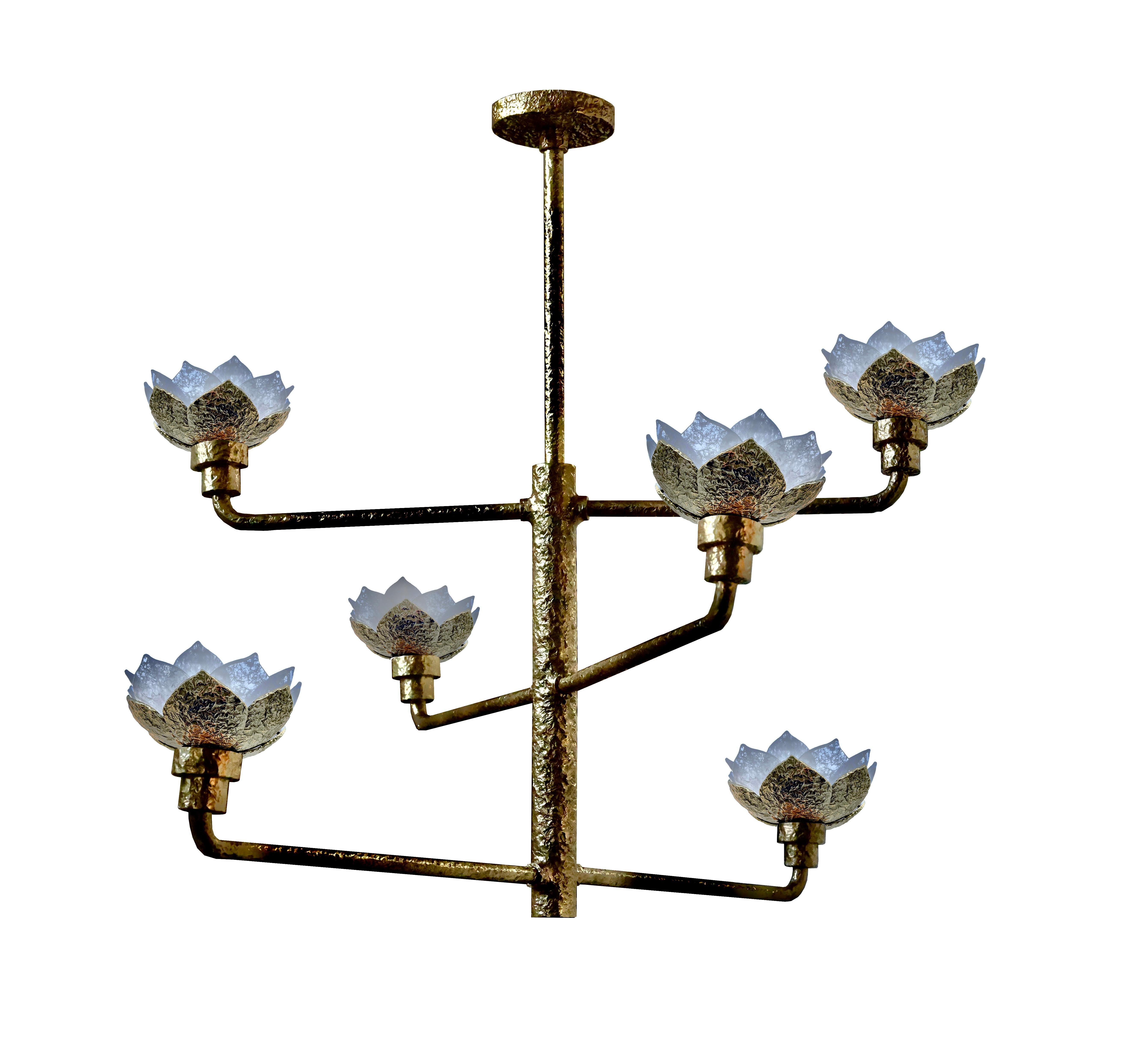 Struttura in ottone lucido martellato con loto in cristallo di rocca finemente intagliato.
Creato da Phoenix
Finiture disponibili: nichel lucido, ottone anticato e gesso. 
Sei prese E12 installate, 600w in totale 

Altezza personalizzata su