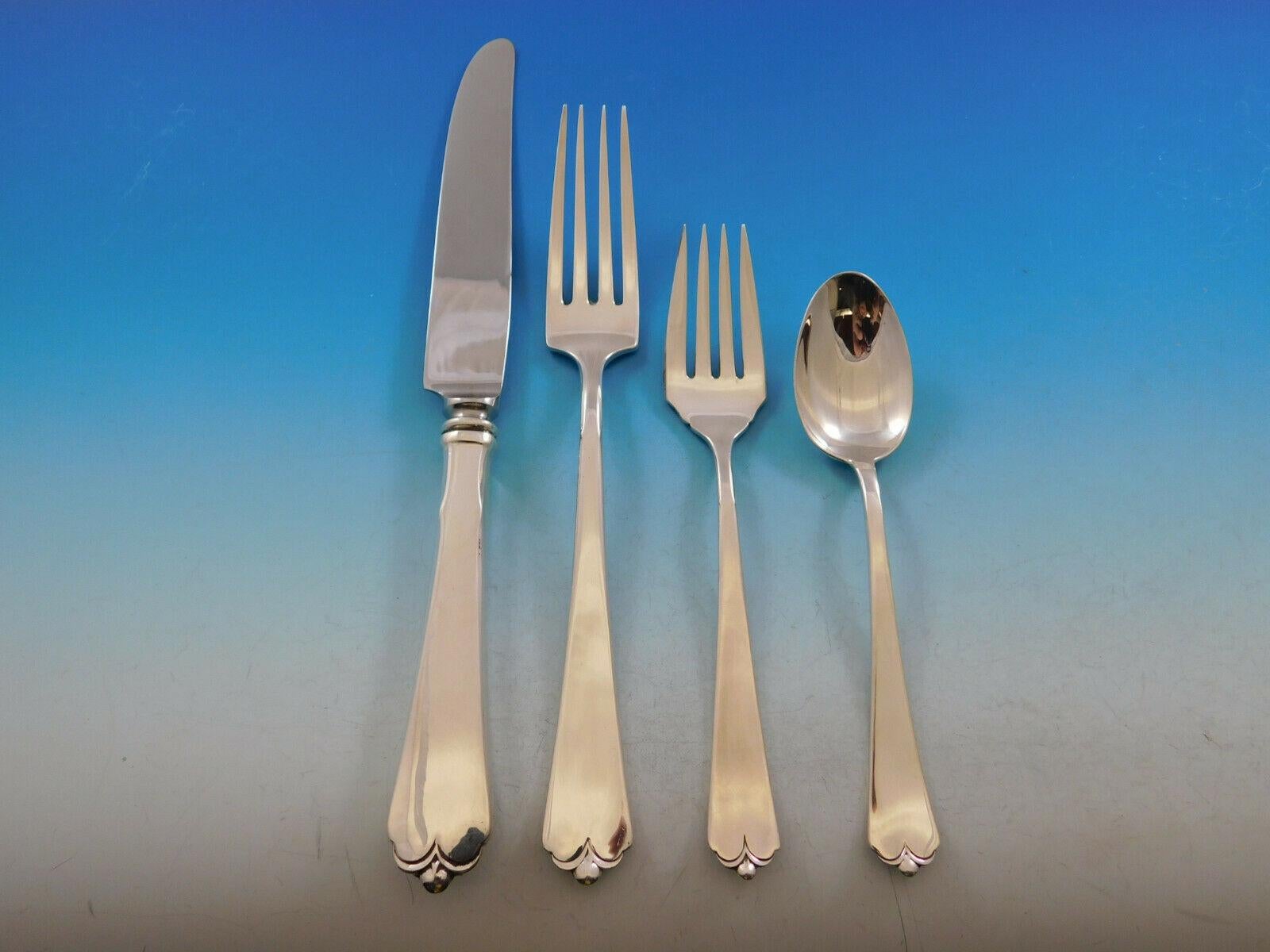 Service de couverts en argent sterling Lotus de Watson-Wallace, circa 1935, 88 pièces. Cet ensemble comprend :

12 couteaux de table, 9 3/4