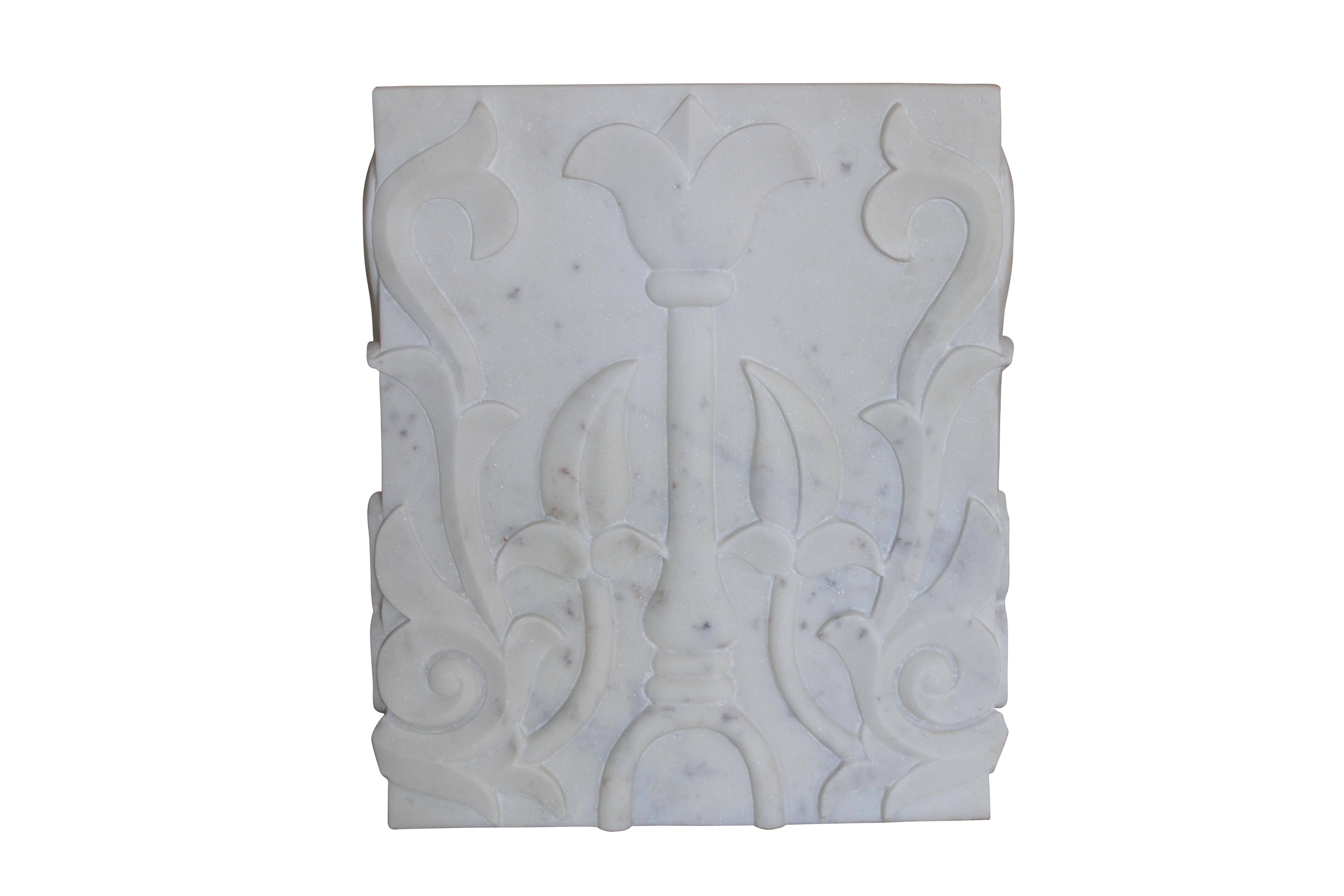 Un piédestal carré en marbre blanc, sculpté à la main, inspiré de l'ancien motif tibétain du lotus.

Piédestal sculpté en lotus
Taille : 12