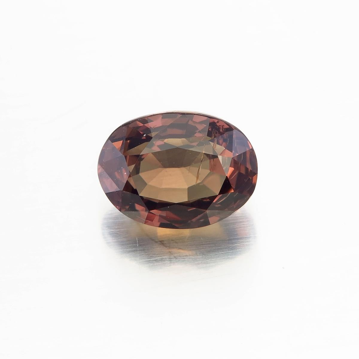 2,07 Karat roter Saphir aus Ostafrika 
Keine Wärme
Abmessungen: 8,14 x 6,06 x 4,50 mm
Die Form: Oval
Schliffart: Facettierter Brillant 
Farbe: Rot Satte bis mittlere Sättigung
Herkunft: Ostafrika ist eine der reichsten Edelsteinquellen der Welt, die