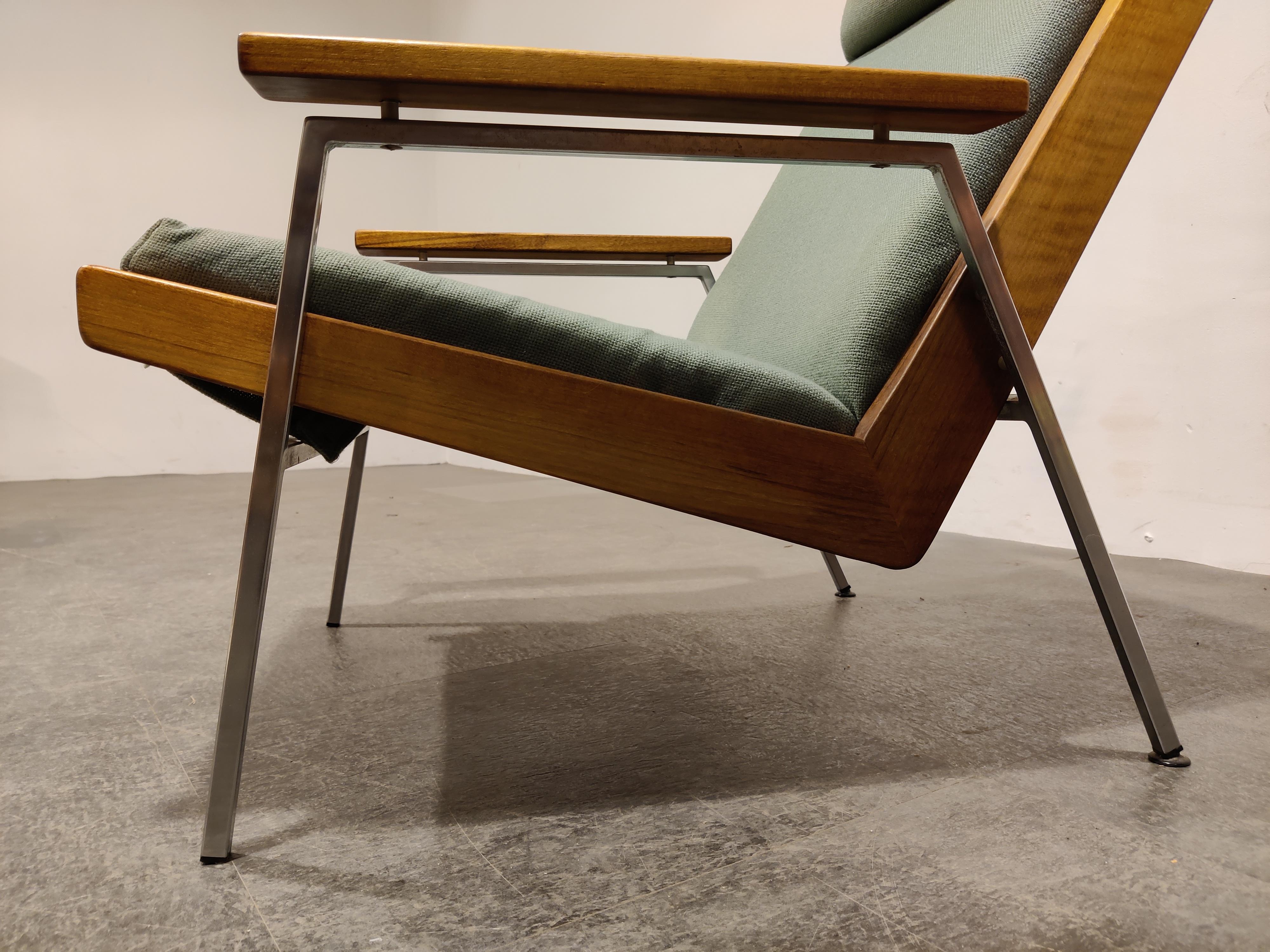 Original mid century Lotus armchair designed by Rob Parry for de Ster Gelderland.

Steel frame with oak and upholstered in the original olive green fabric.

Good original condition with normal age related wear.

The fabric is still good to be