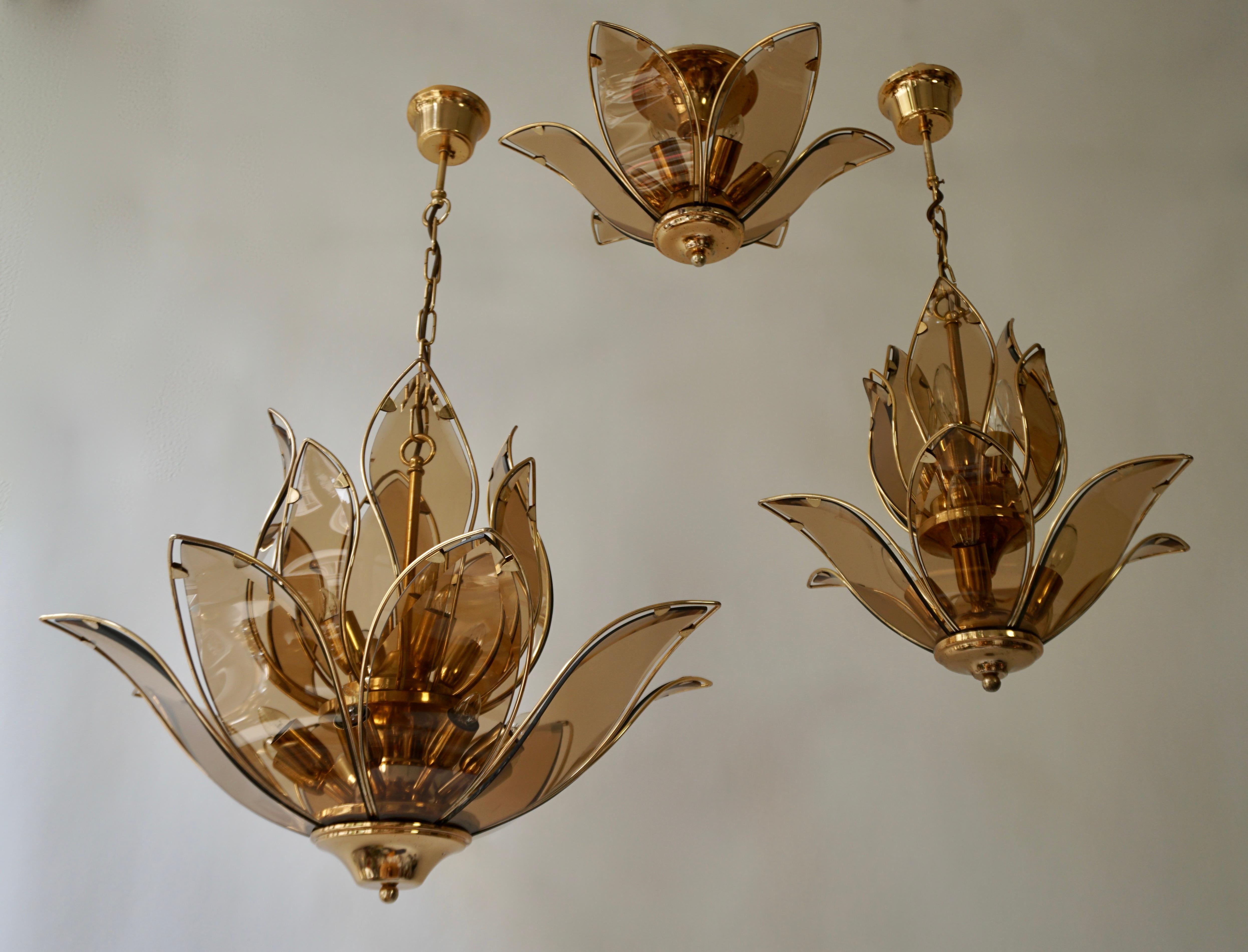 Trois lustres lotus en laiton et verre en vente 6