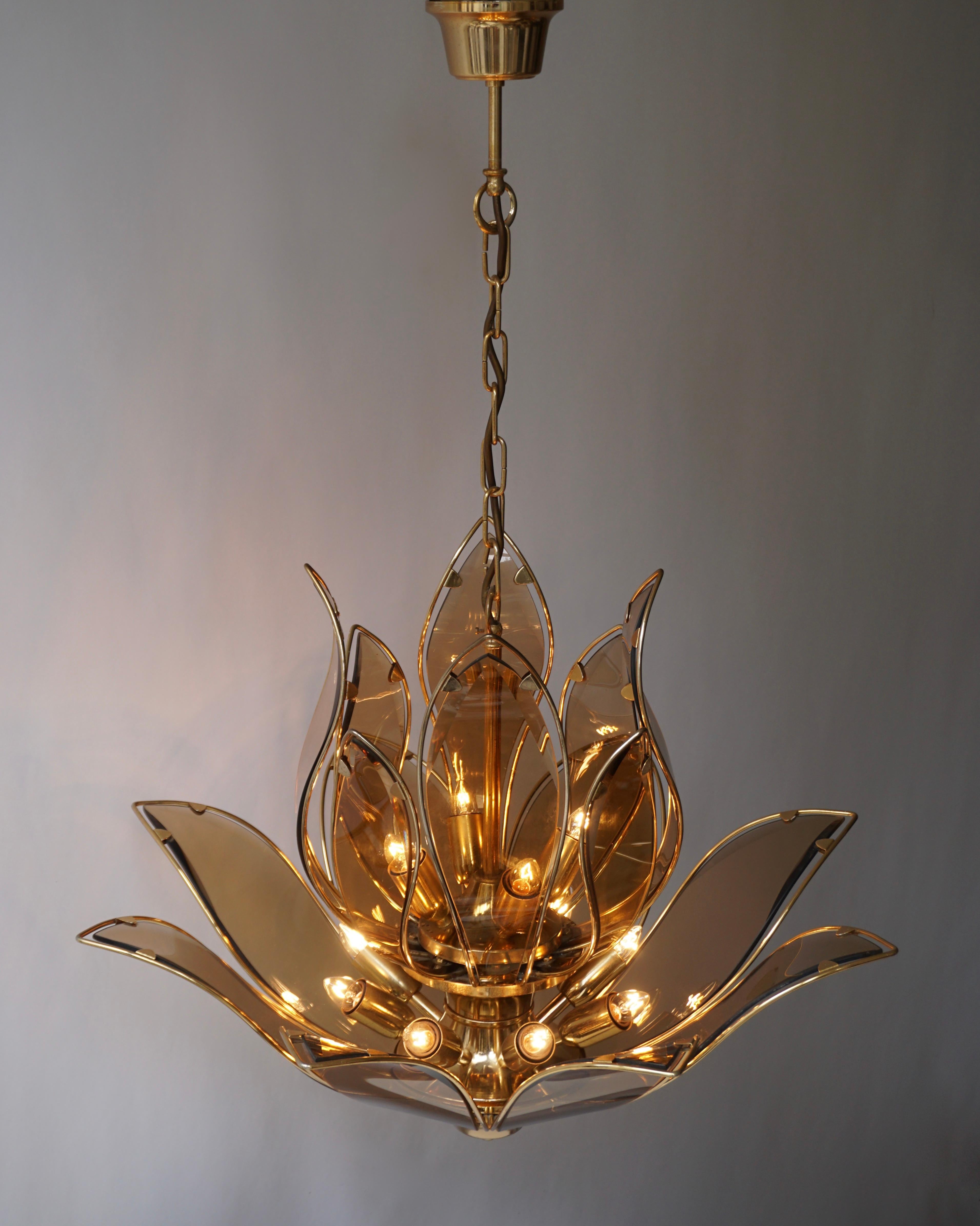 Three Italian Lotus Chandeliers in Brass and Murano Glass In Good Condition For Sale In Antwerp, BE