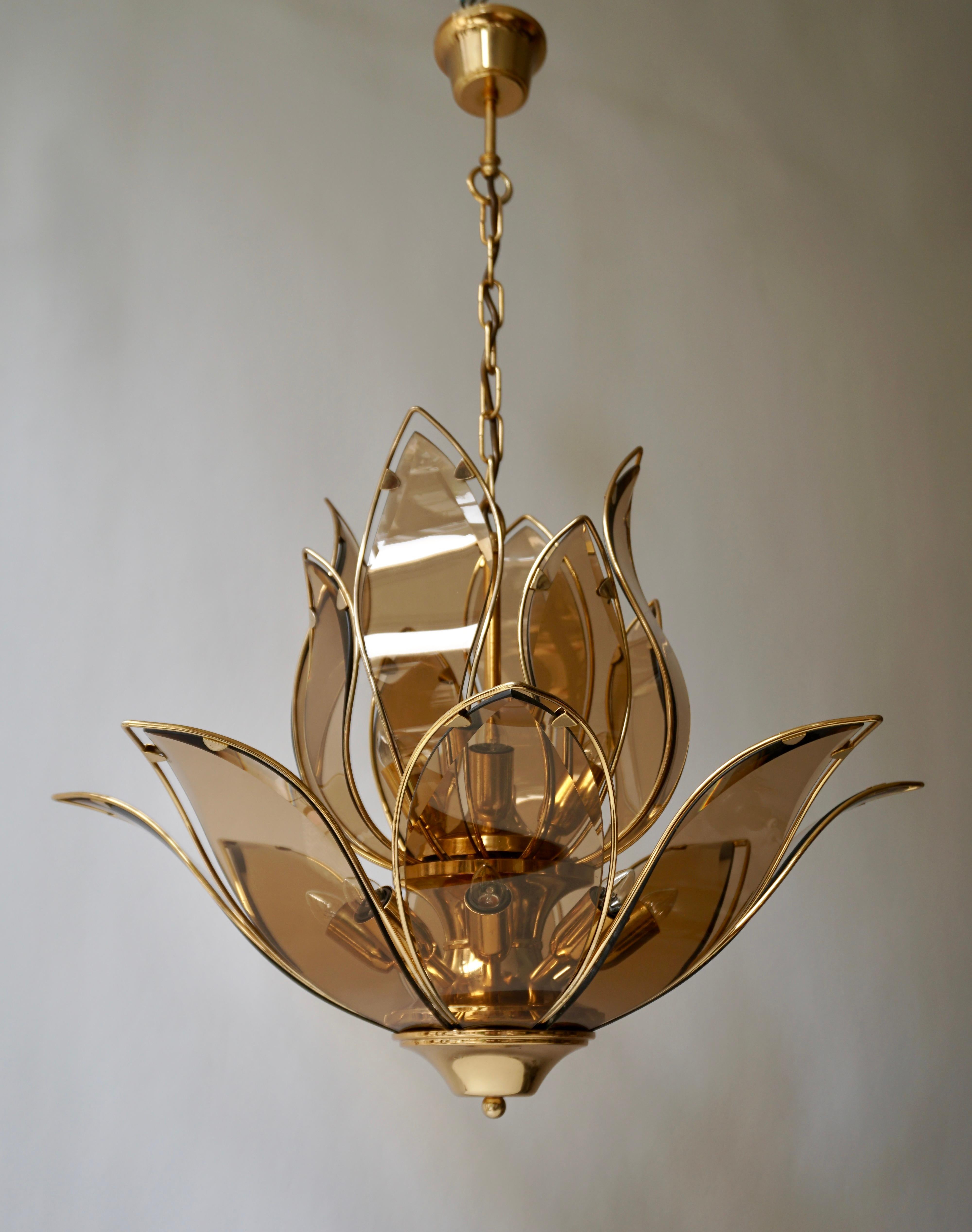 20ième siècle Trois lustres lotus en laiton et verre en vente