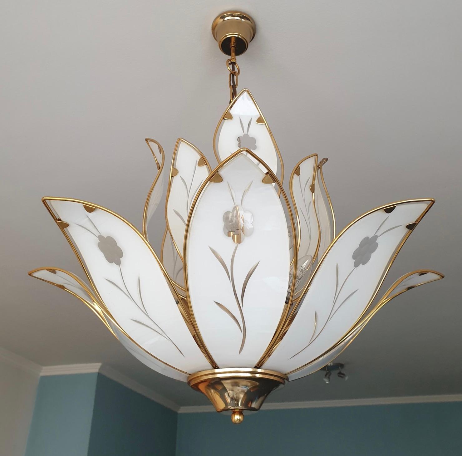 Two Elegant brass Lotus chandelier with white Murano glass leaves in Franco Luce style.
Italy,1970s.

We also have two smaller chandeliers with a diameter of 18.5