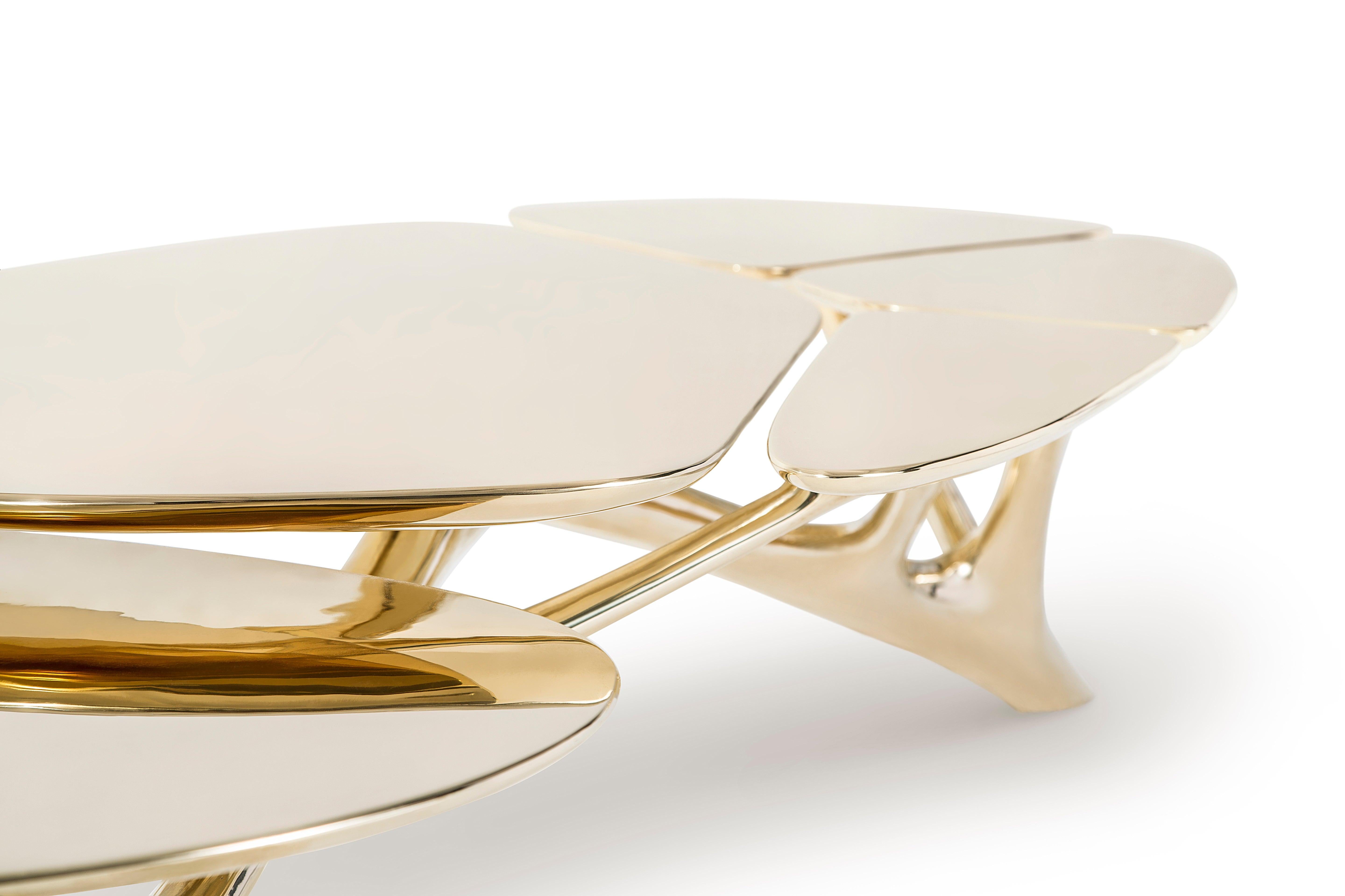 Table basse lotus en laiton poli par Zhipeng Tan Neuf - En vente à Beverly Hills, CA