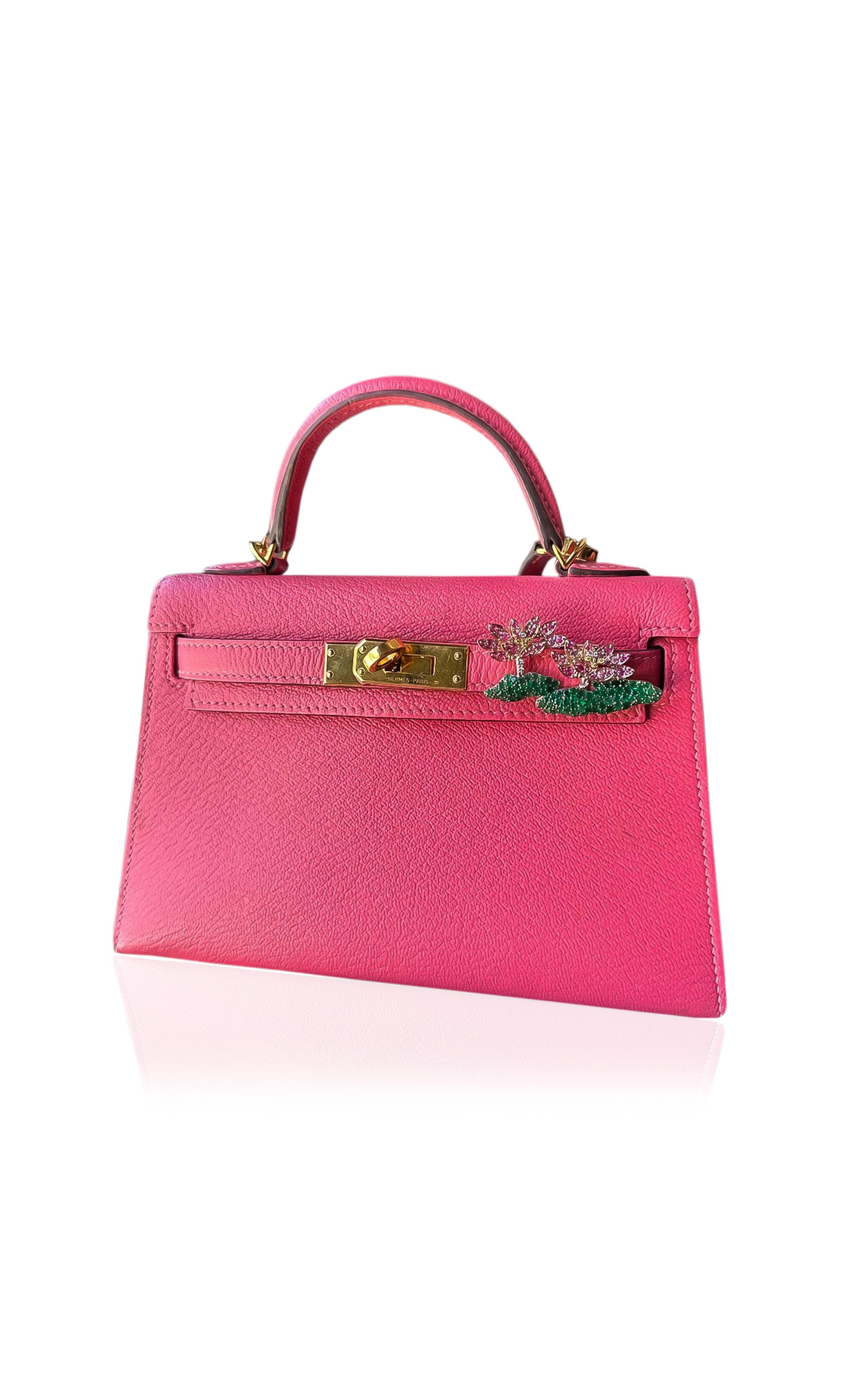 Donde la belleza florece en resplandor. El Bolso Flor de Loto Bijoux de Ashna Mehta es un radiante tributo a la pureza, la renovación y la fuerza interior, magistralmente elaborado en una llamativa mezcla de oro blanco y rosa de 18 quilates. Esta