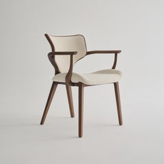 Silla de comedor Lotus con reposabrazos, de nogal con respaldo tapizado, de Daniel Simonini