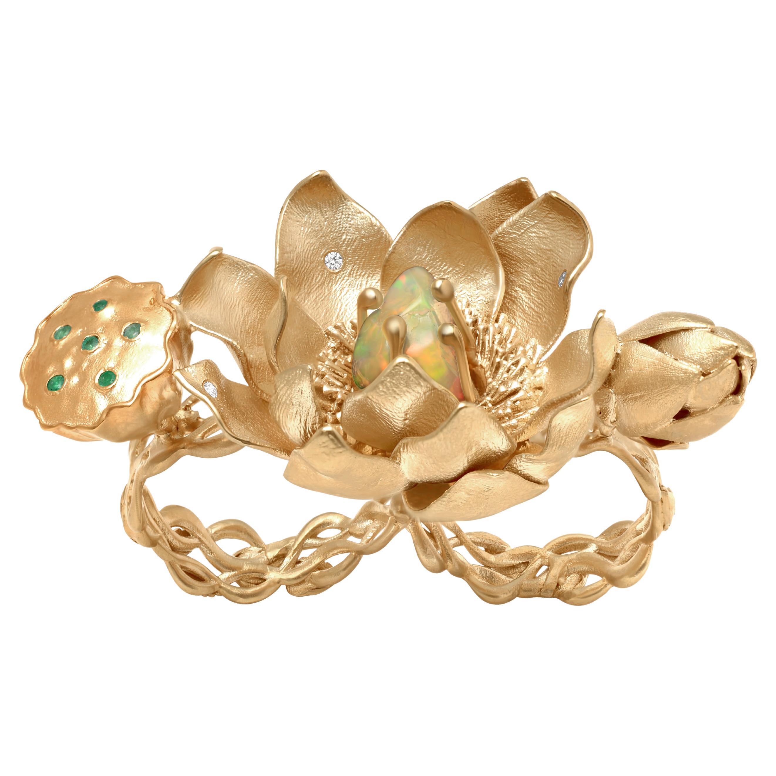 Cet anneau sculptural en forme de lotus incarne le cycle éternel de la vie - de la naissance à la croissance, à la transformation et au renouvellement. Le bourgeon fermé symbolise les débuts, tandis que la fleur ouverte révèle la plénitude et la