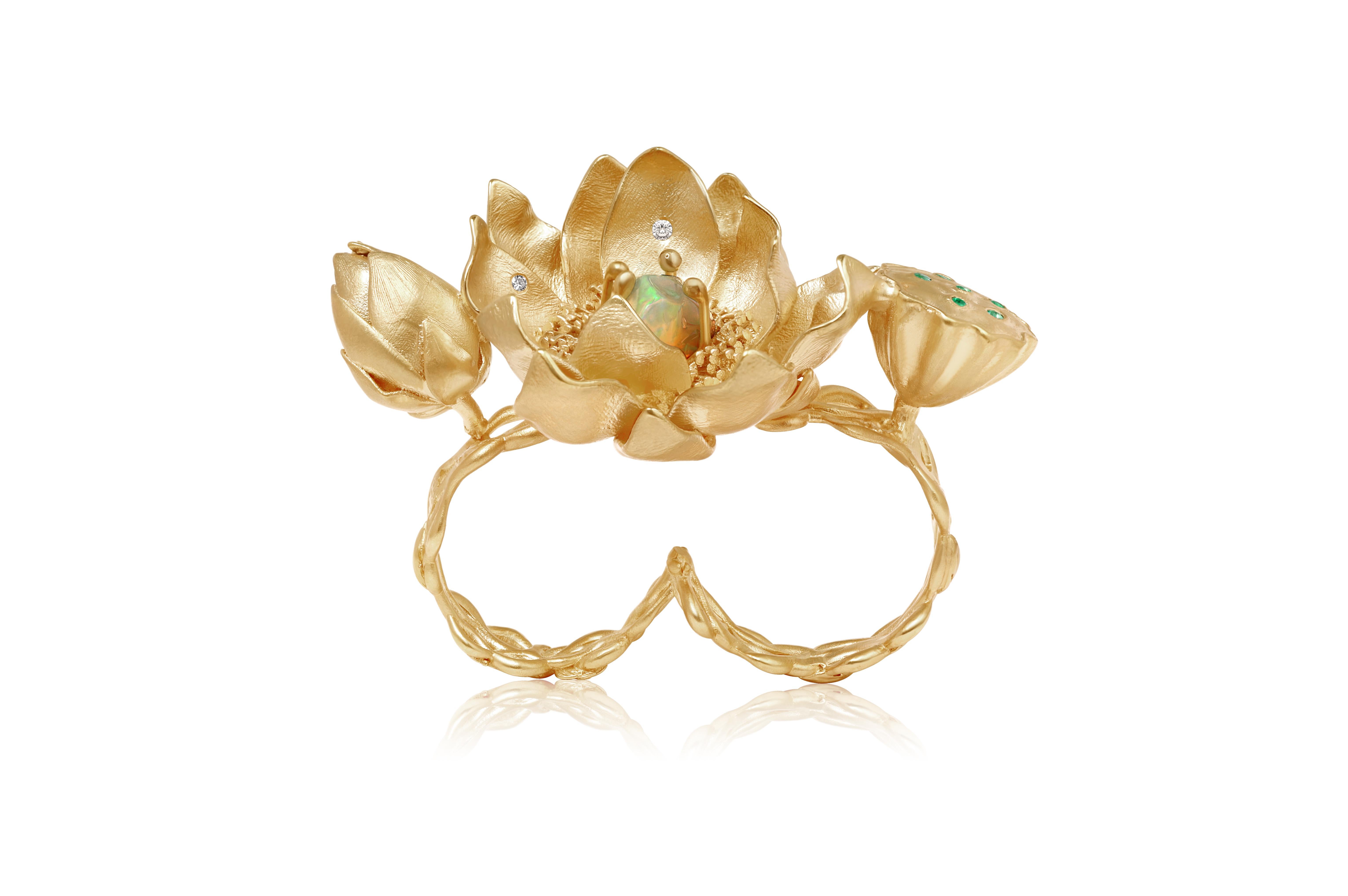 Contemporain Bague Lotus à deux doigts en argent plaqué or 24K avec opale et émeraudes en vente