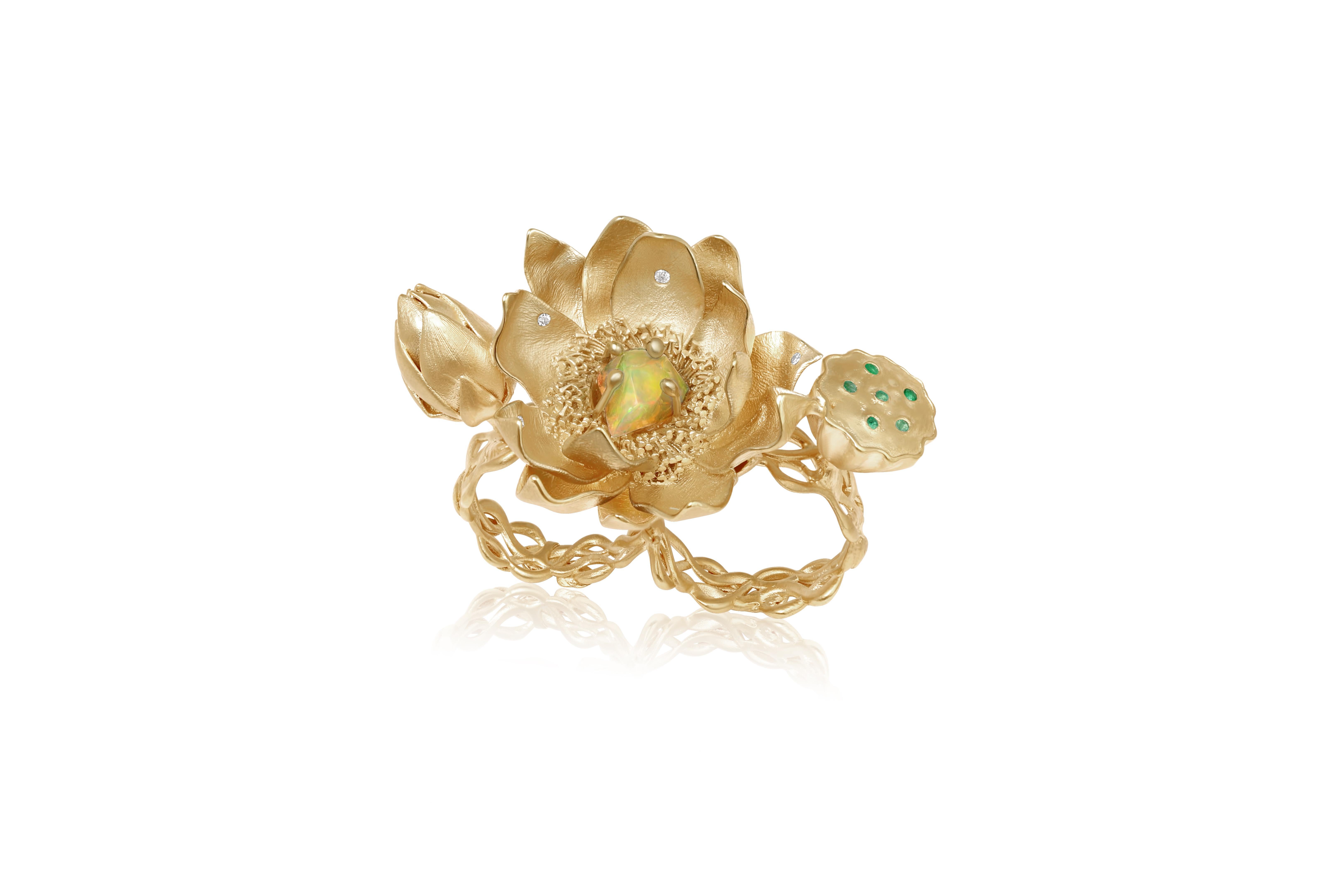 Taille brillant Bague Lotus à deux doigts en argent plaqué or 24K avec opale et émeraudes en vente