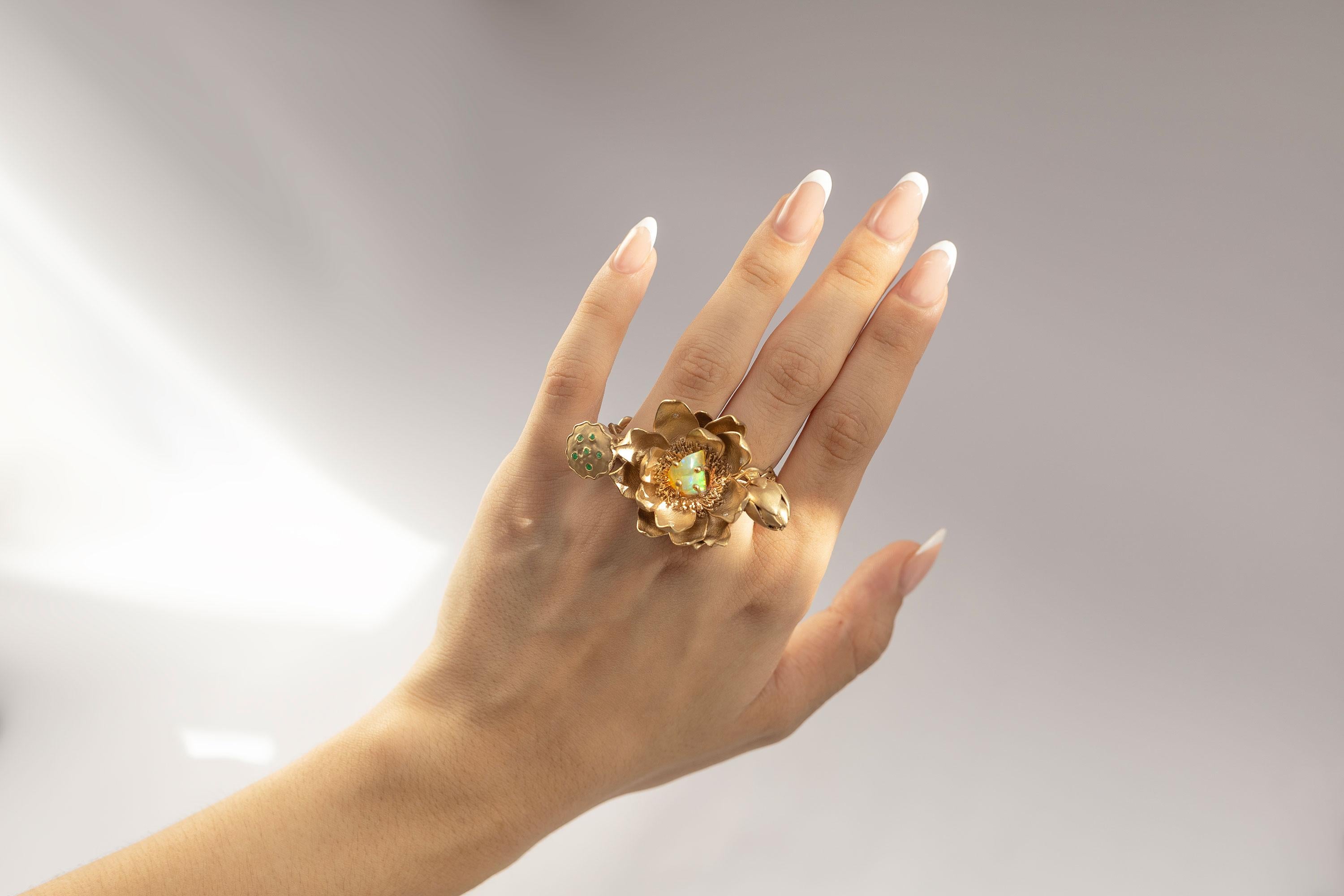 Bague Lotus à deux doigts en argent plaqué or 24K avec opale et émeraudes Pour femmes en vente