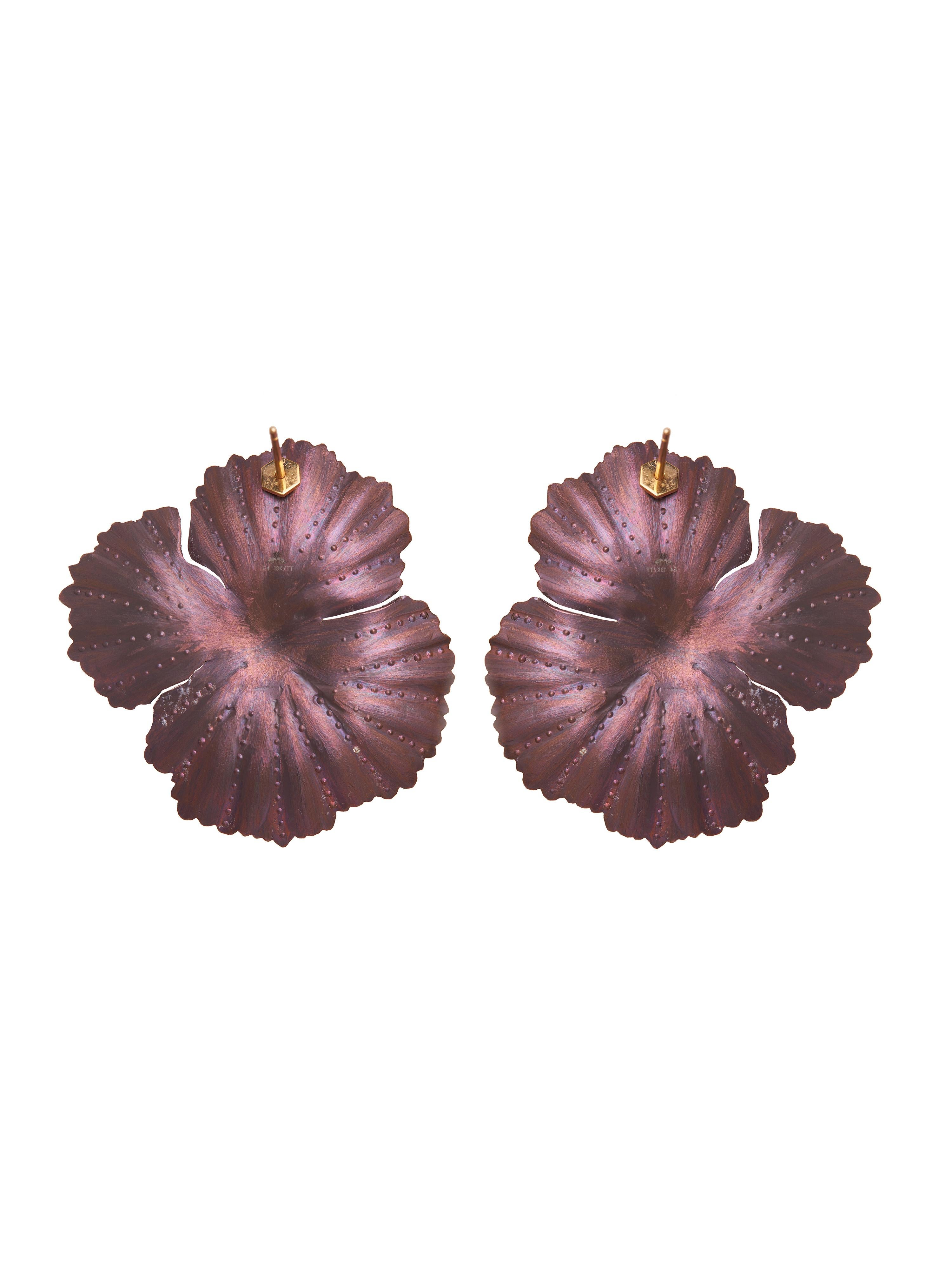 Peso totale - 17,350 g, oro 18KT- 6,7420 g, titanio- 7,34 g, diamanti Nature - 64/0,67cts, rubino rotondo-34/0,35cts, perline di rubino-24/15,41cts