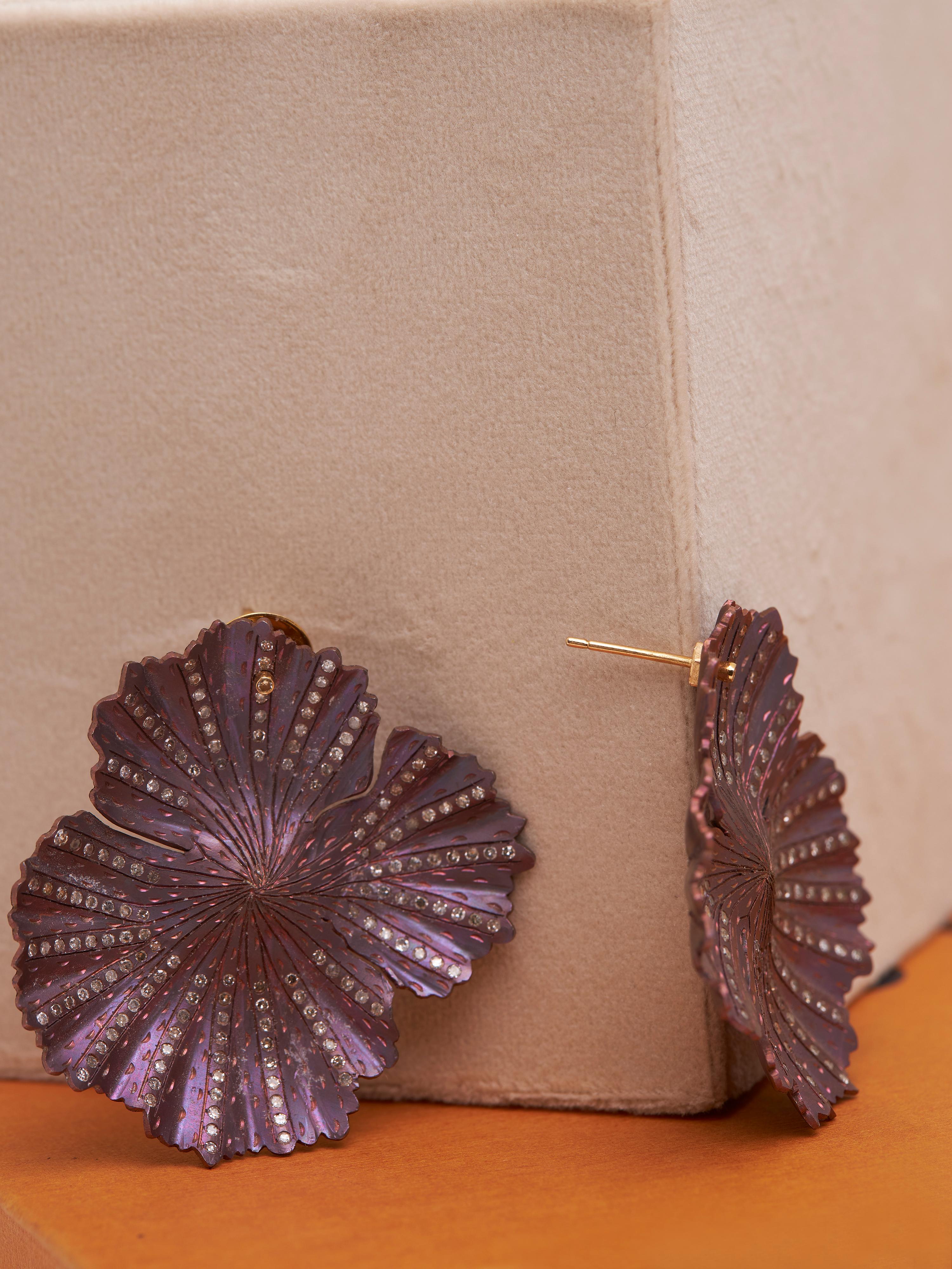 Contemporaneo Orecchini Lotus in titanio, oro 18kt e diamanti in vendita
