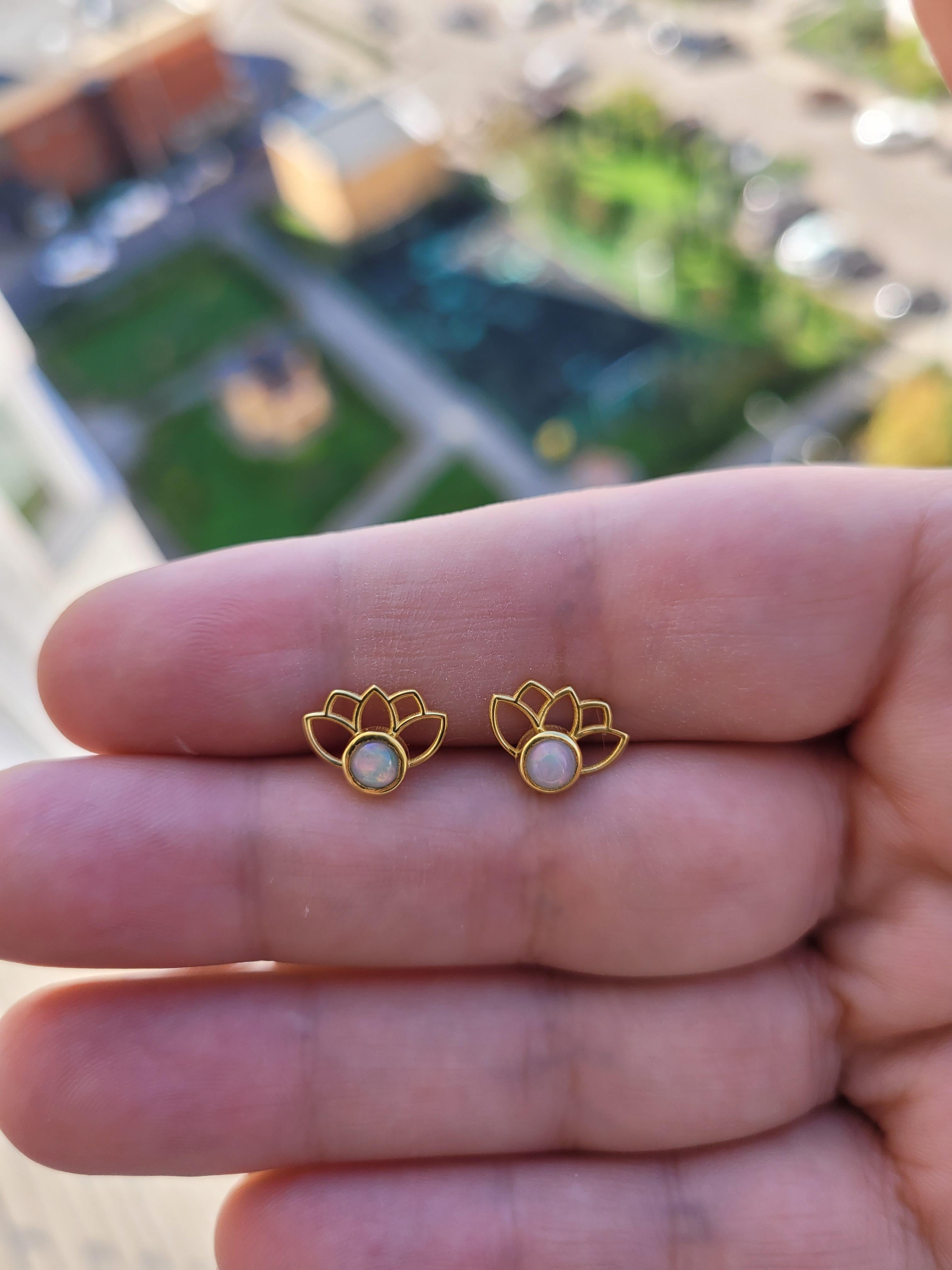 Boucles d'oreilles lotus avec opales en or 14 carats et or opale Unisexe en vente