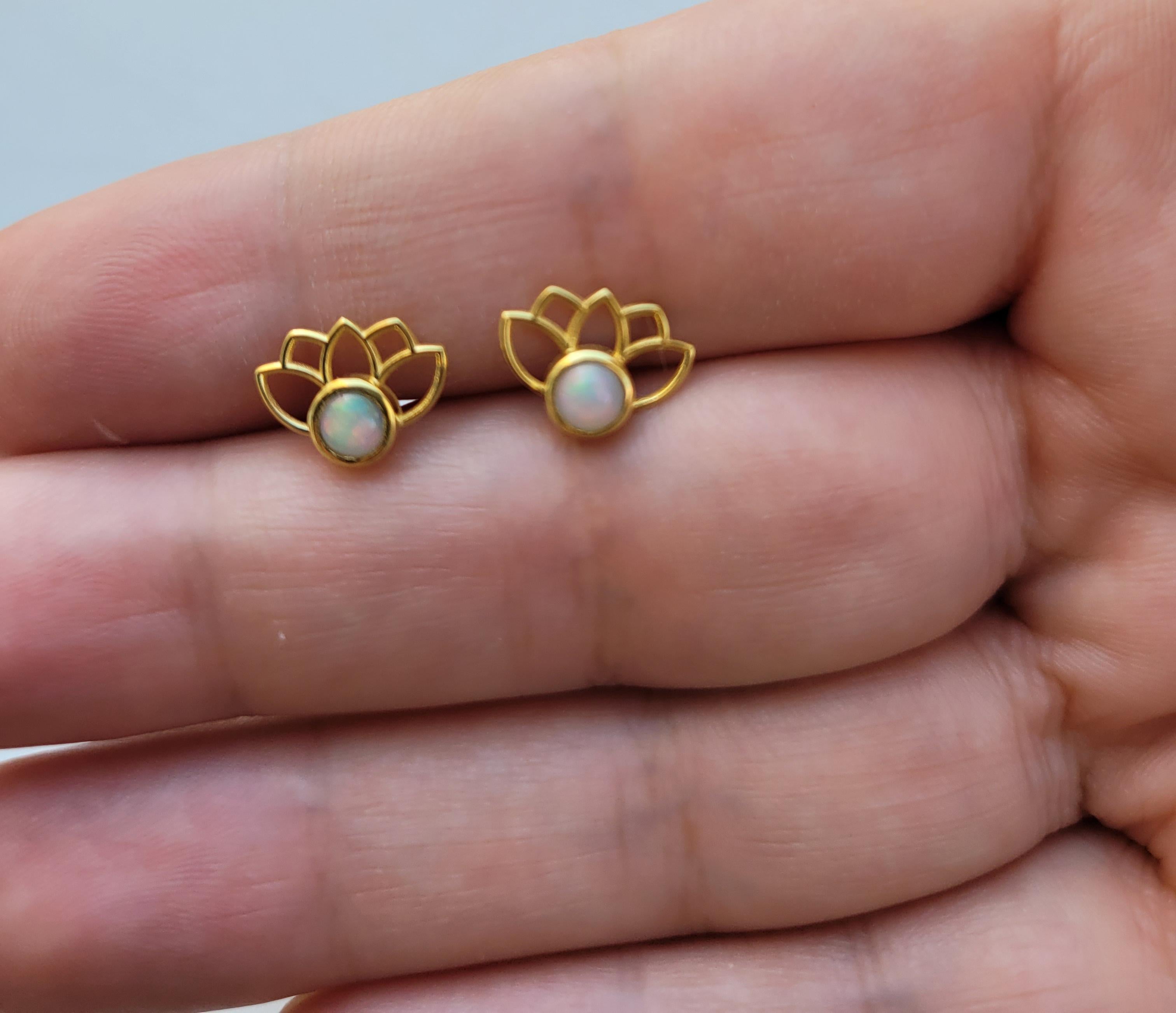 Boucles d'oreilles lotus avec opales en or 14 carats et or opale en vente 1