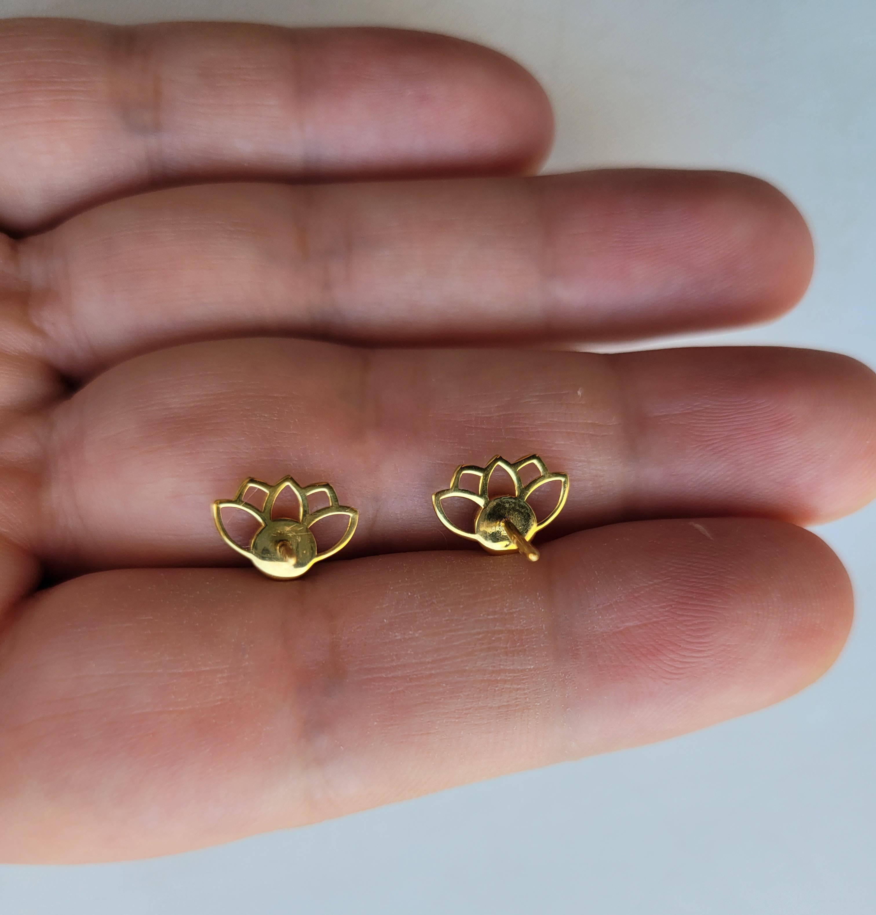 Boucles d'oreilles lotus avec opales en or 14 carats et or opale en vente 2
