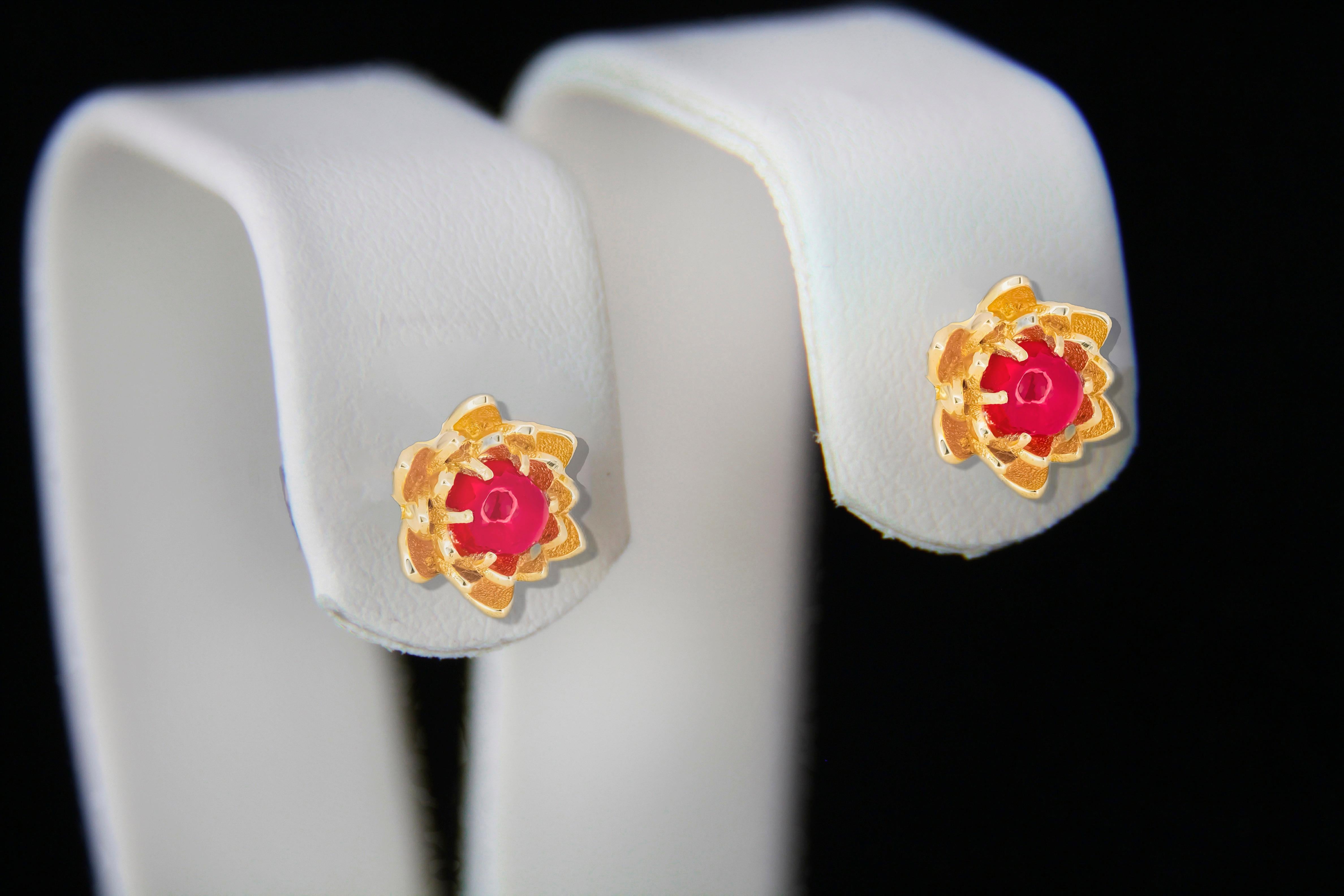 Moderne Boucles d'oreilles lotus avec rubis en or 14k. en vente