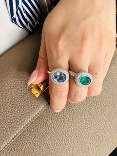 Lotus Ost-West-Ring mit 3 Karat Smaragd Solitär, blauem Saphir und Diamanten