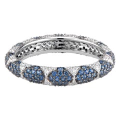 Lotus Lotus Eternity Band Ring mit weißen Diamanten Blütenblättern und blauen Saphiren Pavé