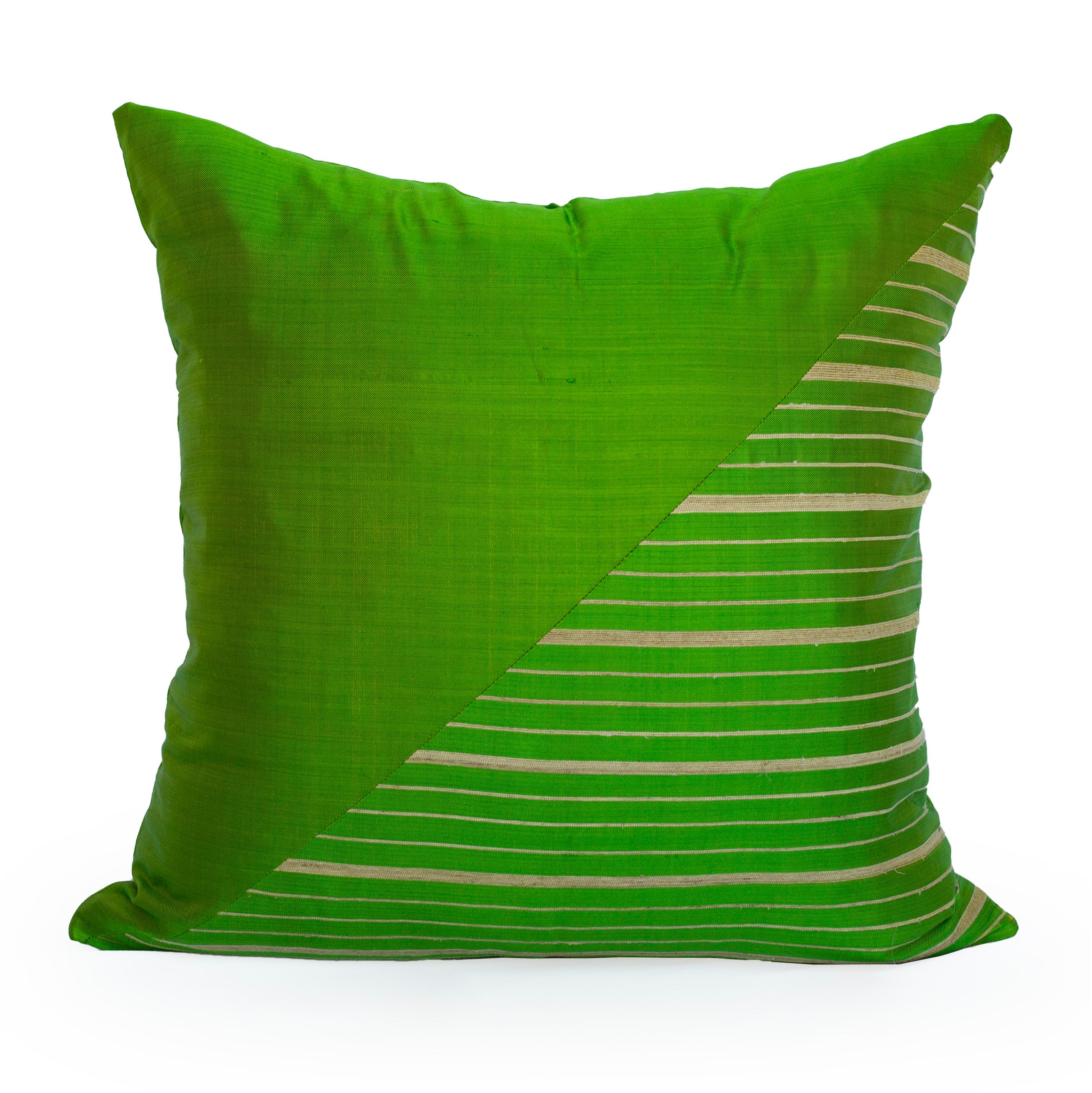 Coussin en soie et fleur de lotus du Myanmar, chartreuse  en vente 9