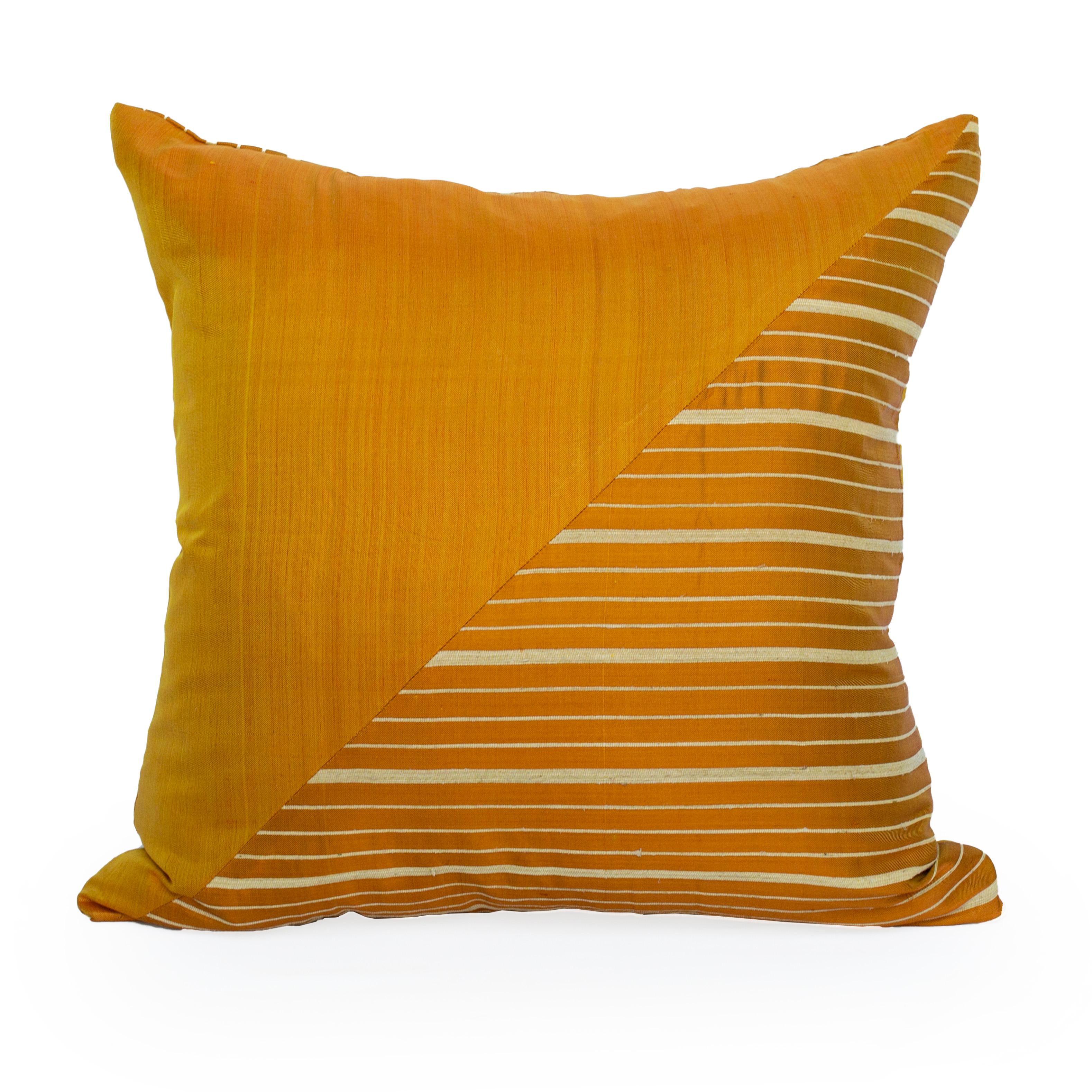 Coussin en soie et fleur de lotus du Myanmar, chartreuse en vente 11