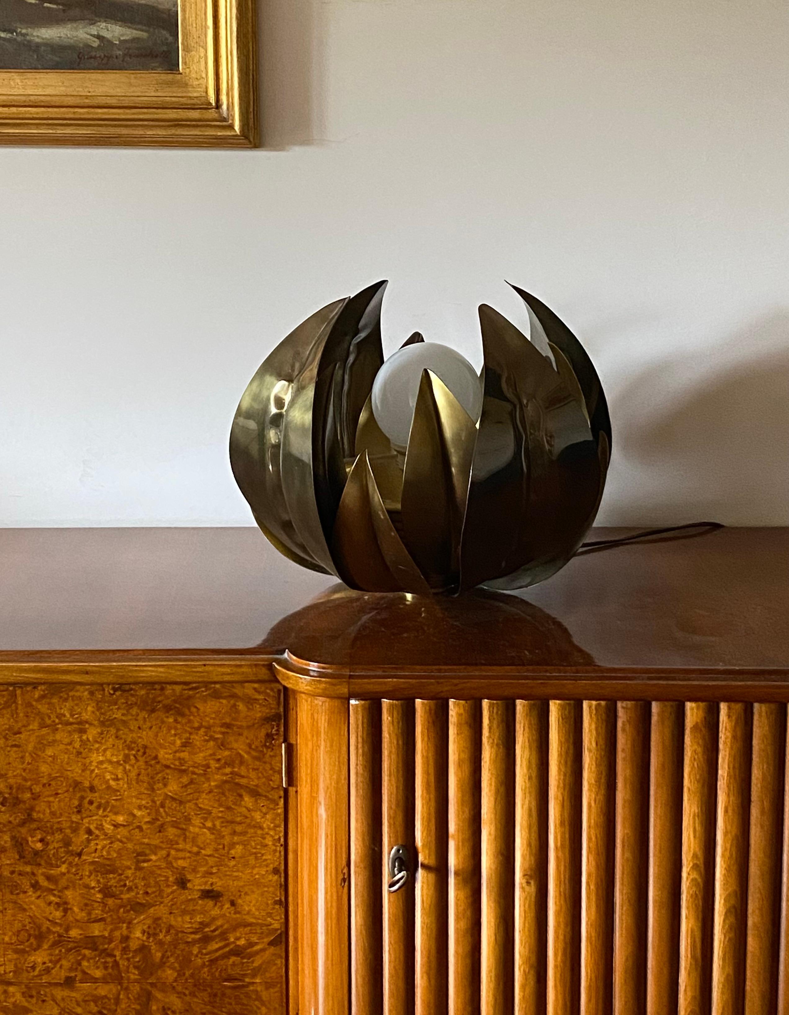 Hollywood Regency Lampe de table/plancher en laiton avec fleur de lotus, attr. Bottega Gadda, Italie, 1970 en vente