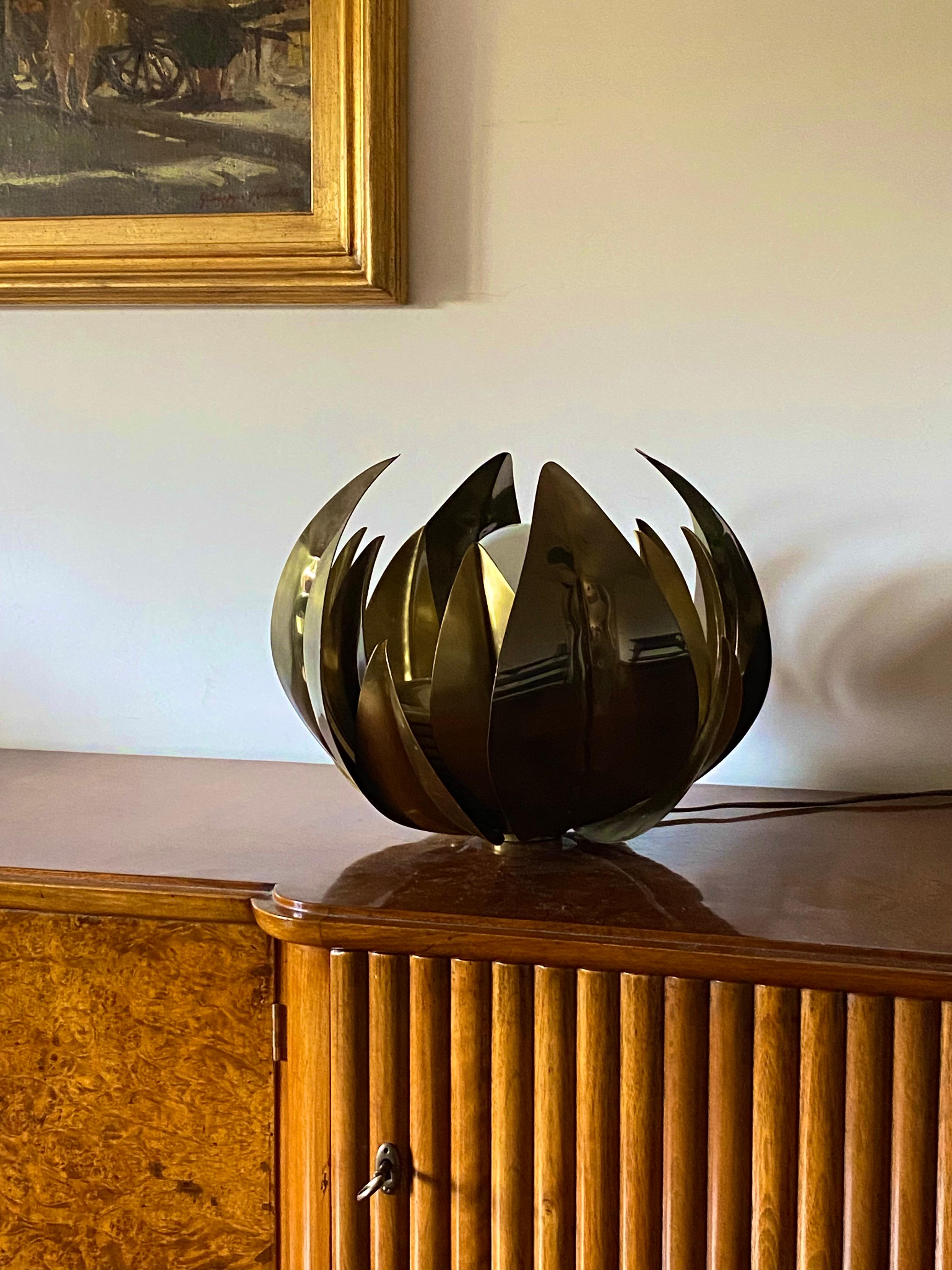 Lotus flower brass floor/table lamp, attr. Bottega Gadda, Italy, 1970 In Excellent Condition For Sale In Firenze, IT
