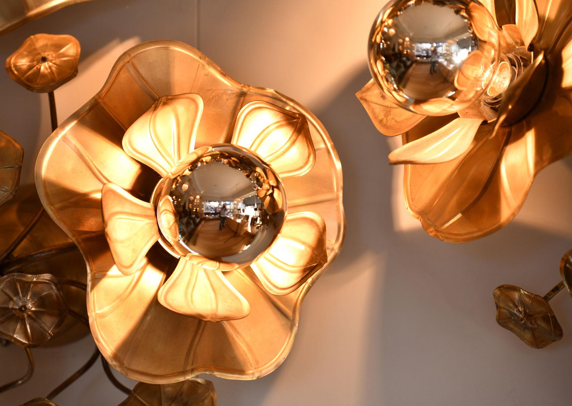 Britannique Lampe triple fleur de lotus en laiton pour mur ou plafond en vente
