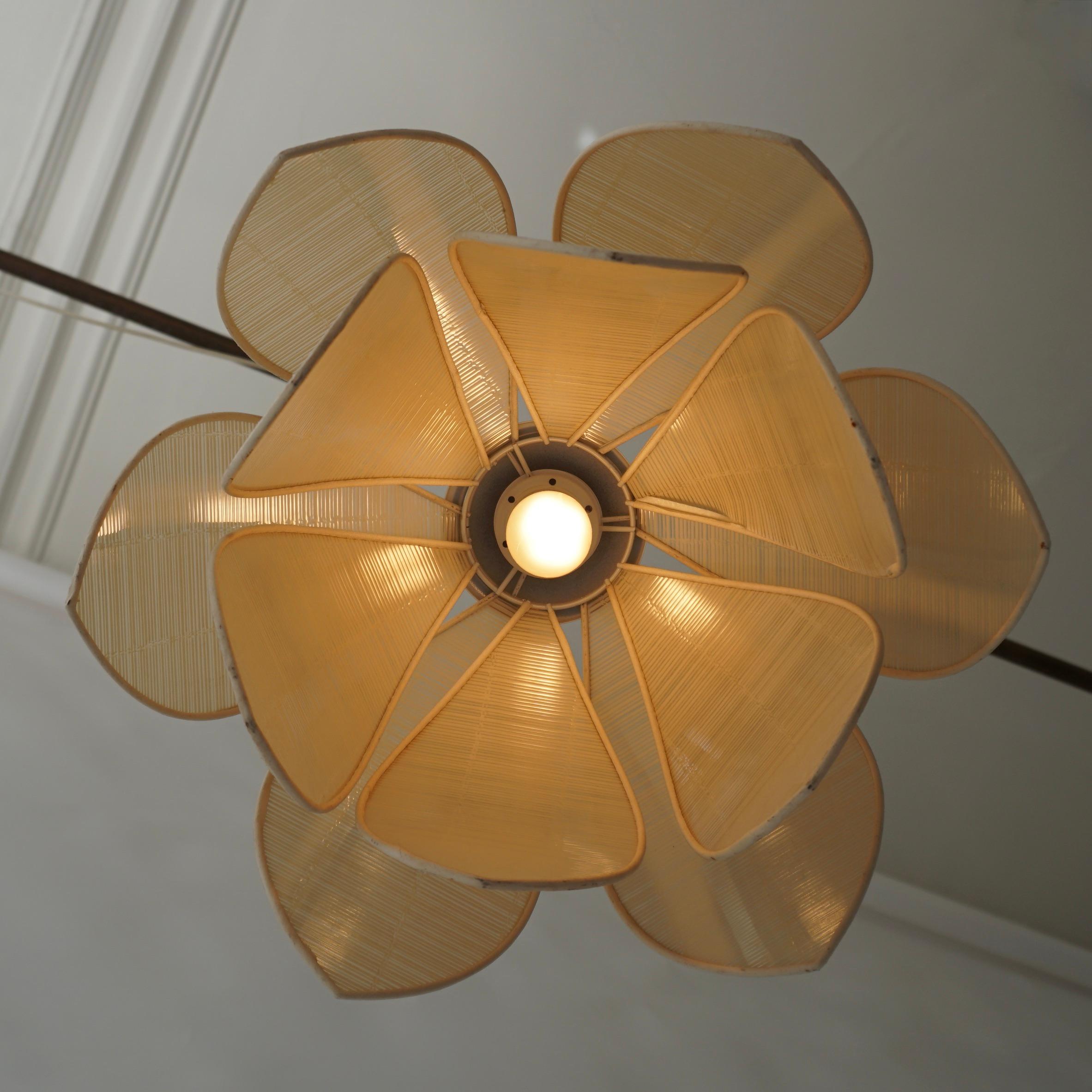 Lampada a sospensione con fiore di loto bianco prodotta negli anni '70. A forma di petali, le sue linee sono morbide, armoniose ed eleganti. Oggetto decorativo di tendenza per un interno moderno e raffinato. Bellissimo effetto di luce. Buone