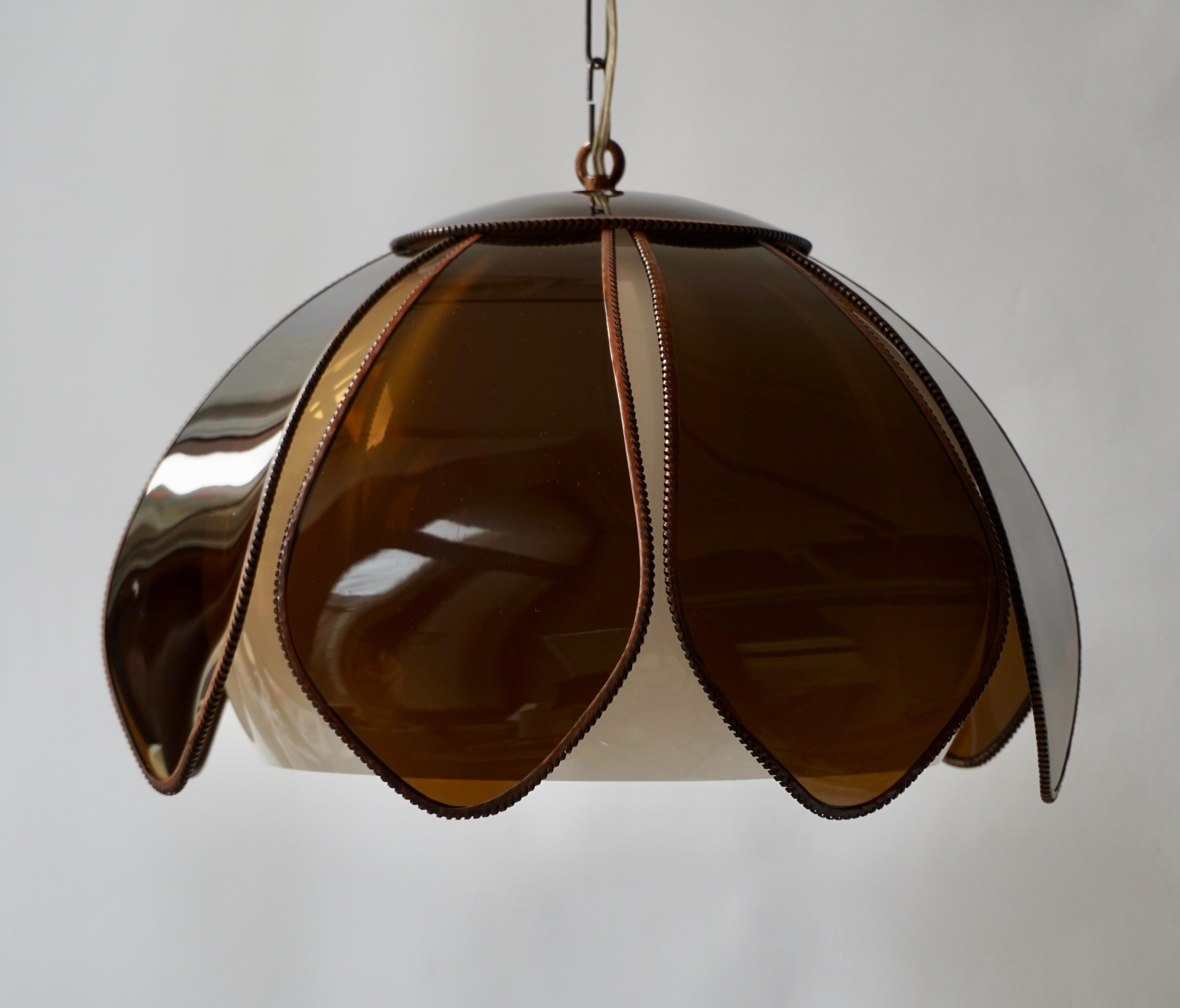 Elegant Italian pendant light or chandelier made of brass with an acrylic shade.
Measures: Diameter 38 cm.
Height fixture 25 cm.
Total height included with the chain and canopy 120 cm.