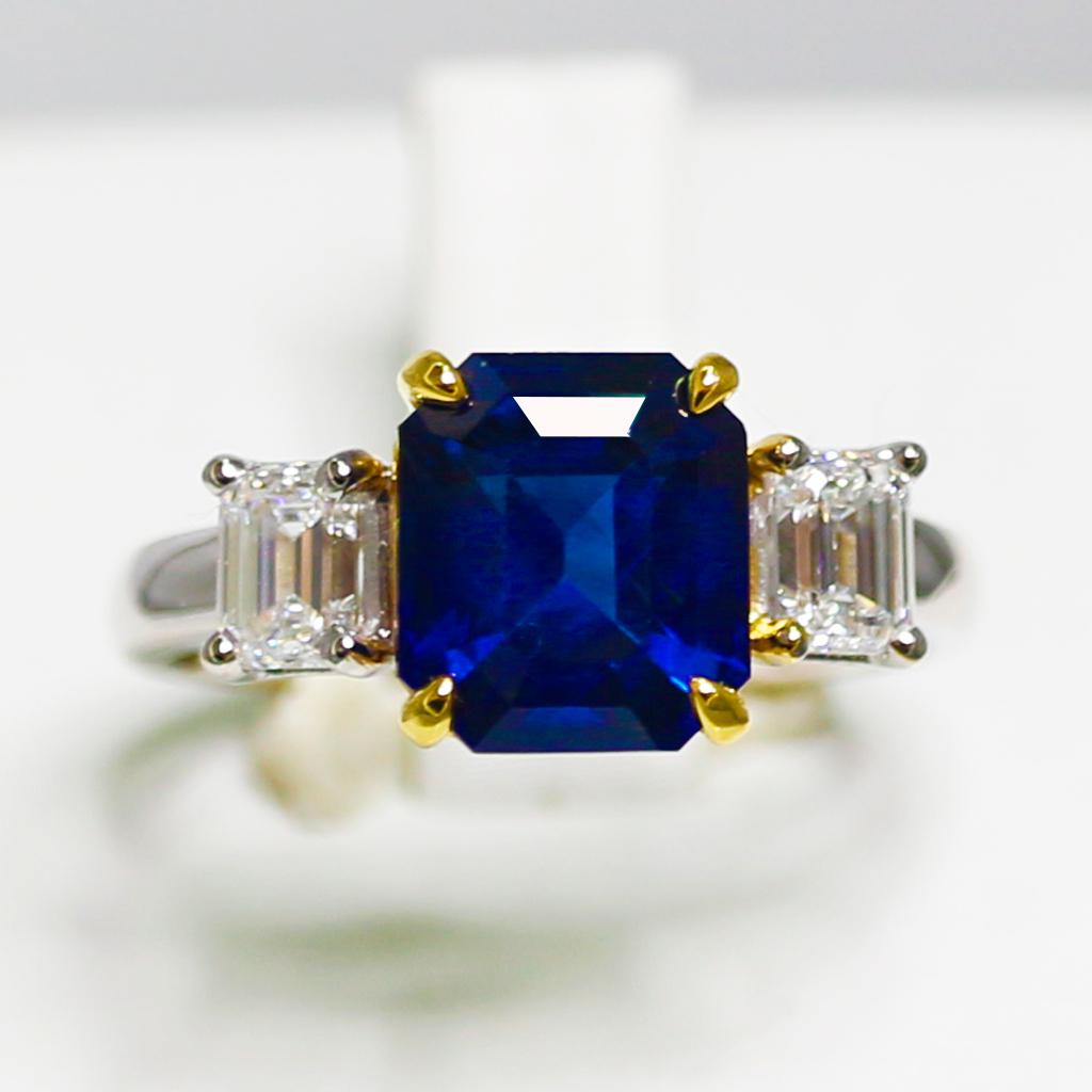 ** Lotus&GIA 18K Weißgold 4.36 Ct Royal Blue Sapphire & Diamanten Verlobungsring**
Ein Lotus natürlichen lebendigen blauen Saphir als Mittelstein mit einem Gewicht von 3,56 ct mit 2 Stück GIA-zertifizierten D VVS1 Smaragdschliff Diamanten mit einem