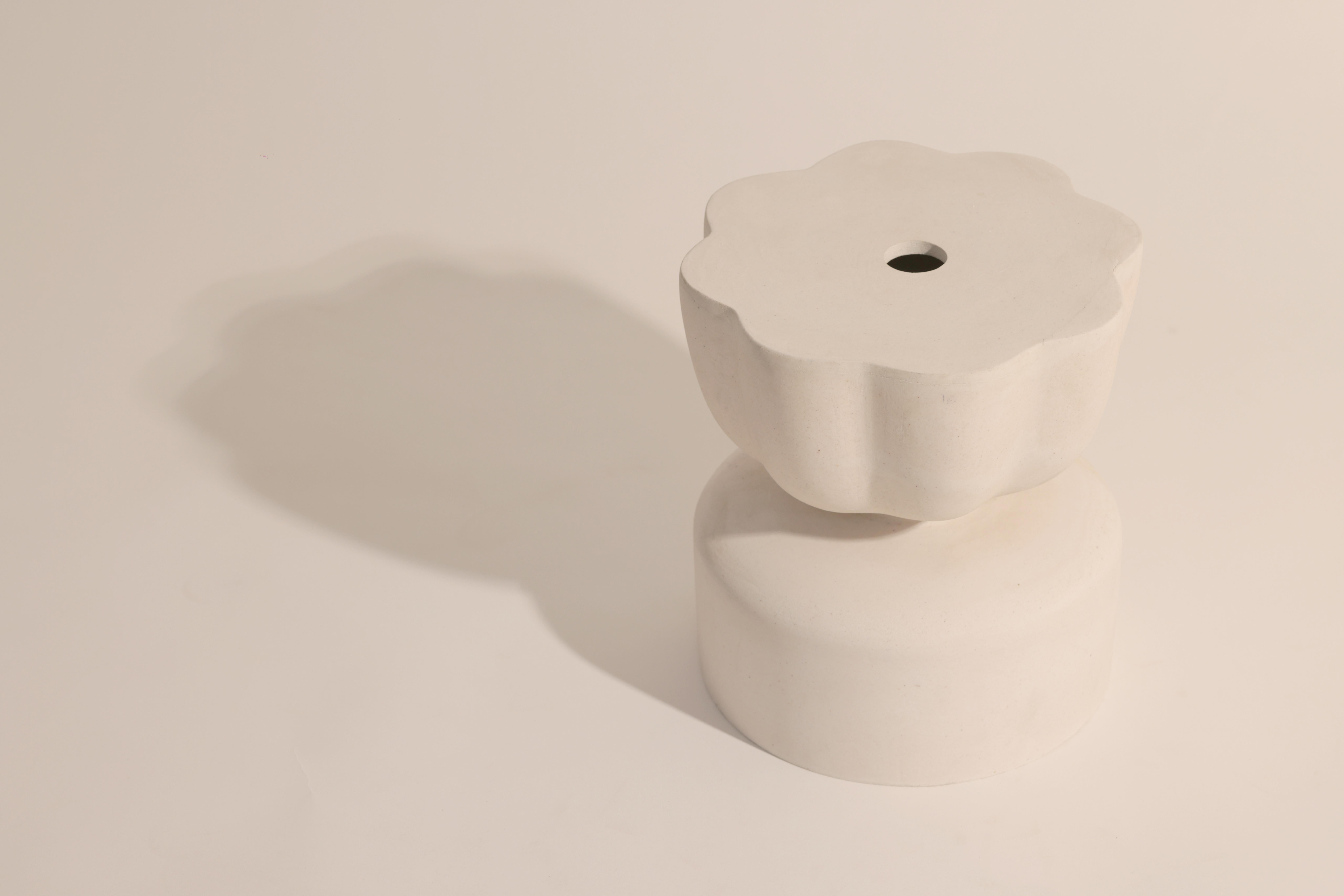 Vaso Lotus In A Pond di Newblue
Pezzo unico
Dimensioni: D. 28 x L. 28 x H. 30 cm.
Materiali: Materiale ceramico riciclato Newblue in attesa di brevetto, sanitari riciclati, vetro riciclato, quarzo e leganti di origine vegetale.

Tutti i mobili e le