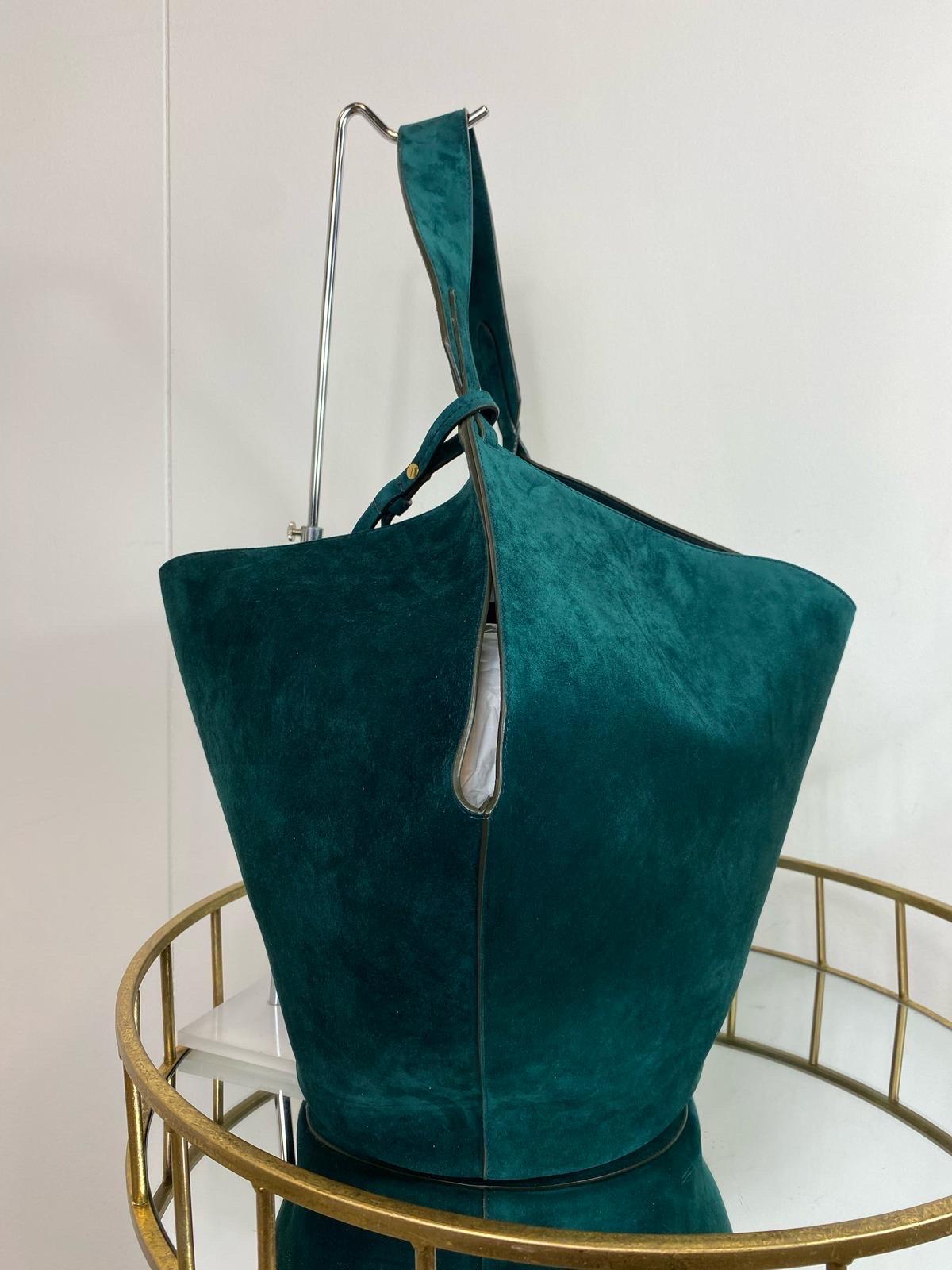 Lotus Khaite bag in petrol-colored suede.
Inside contains a clutch with
zip.
In perfect condition.
It is still present on the brand's website but not in petroleum color.
Height 30 cm
Width 55 cm
Depth 22 cm
Handle 24 cm