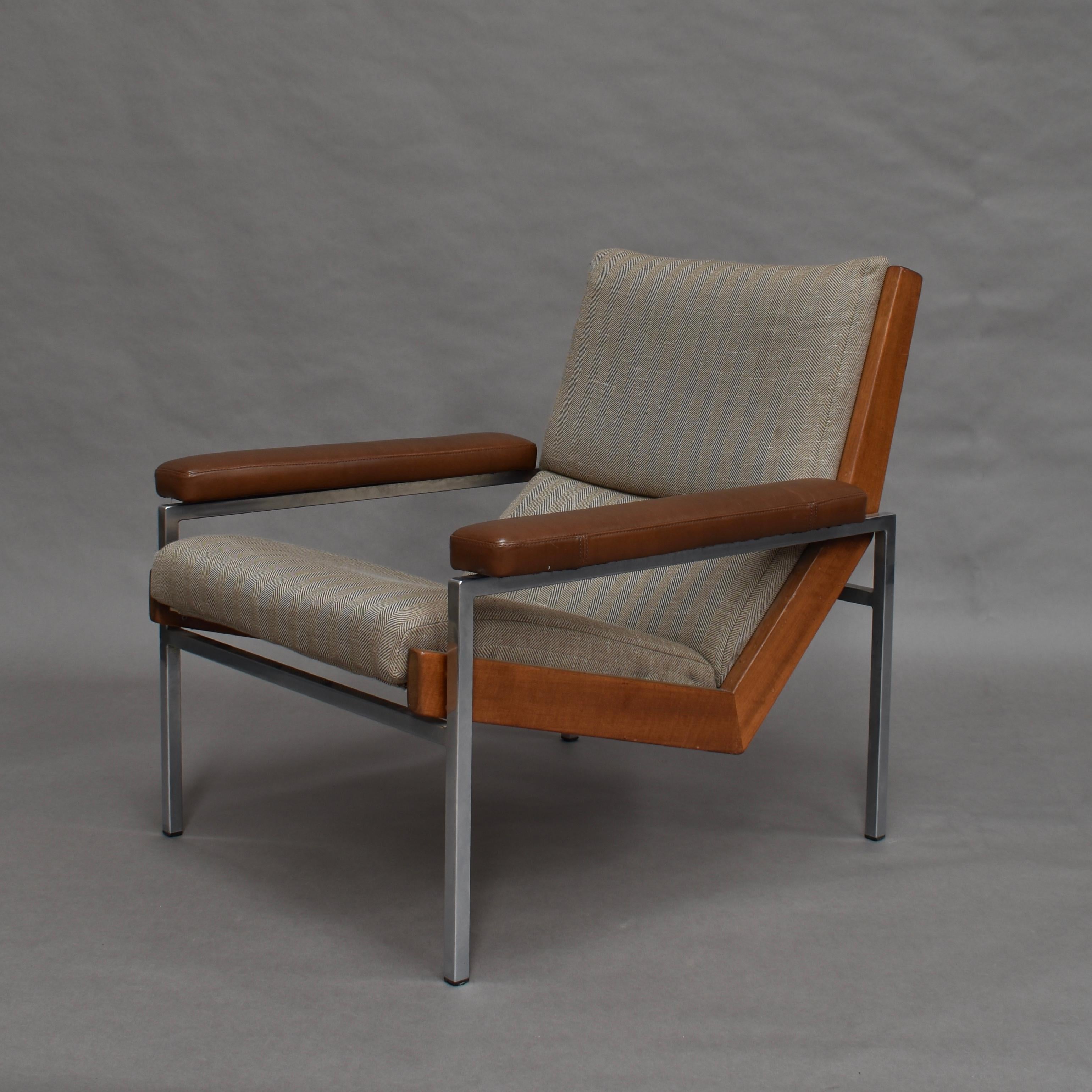 ‘Lotus’ lounge chair by Rob Parry for Gelderland, Netherlands, 1960s. The chair has beautiful brown leather armrests and a beige-brown fishbone fabric. The rubber seat straps have been replaced with new ones. The wood is made of solid