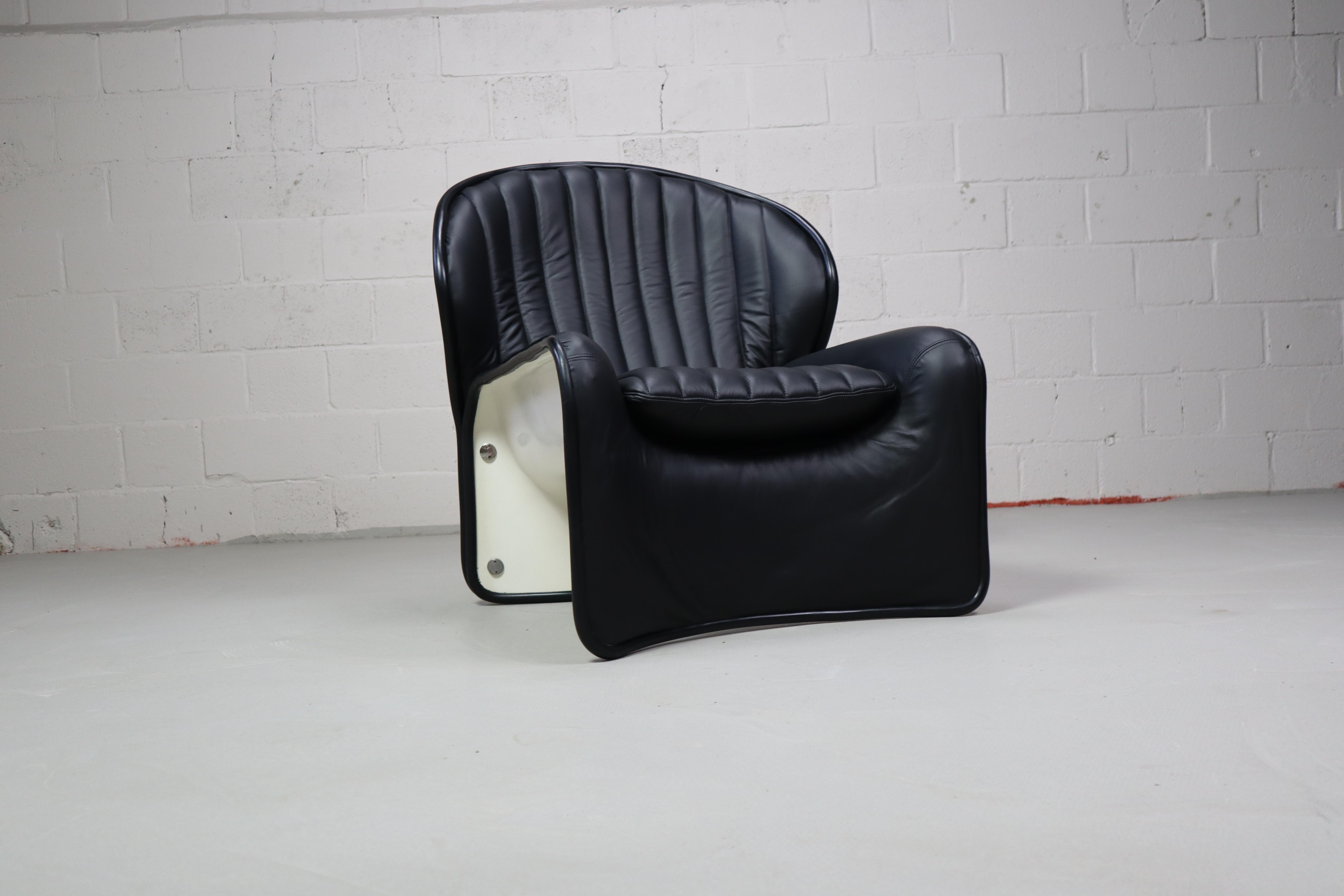 Lotus lounge chair by André Vandenbeuck for Strässle International, 1969 Switzerland.
Fiberglass frame in very good condition. Completely reupholstered in high-quality black leather.

Dxhxl: 82x85x78 cm
Seat height: 38 cm