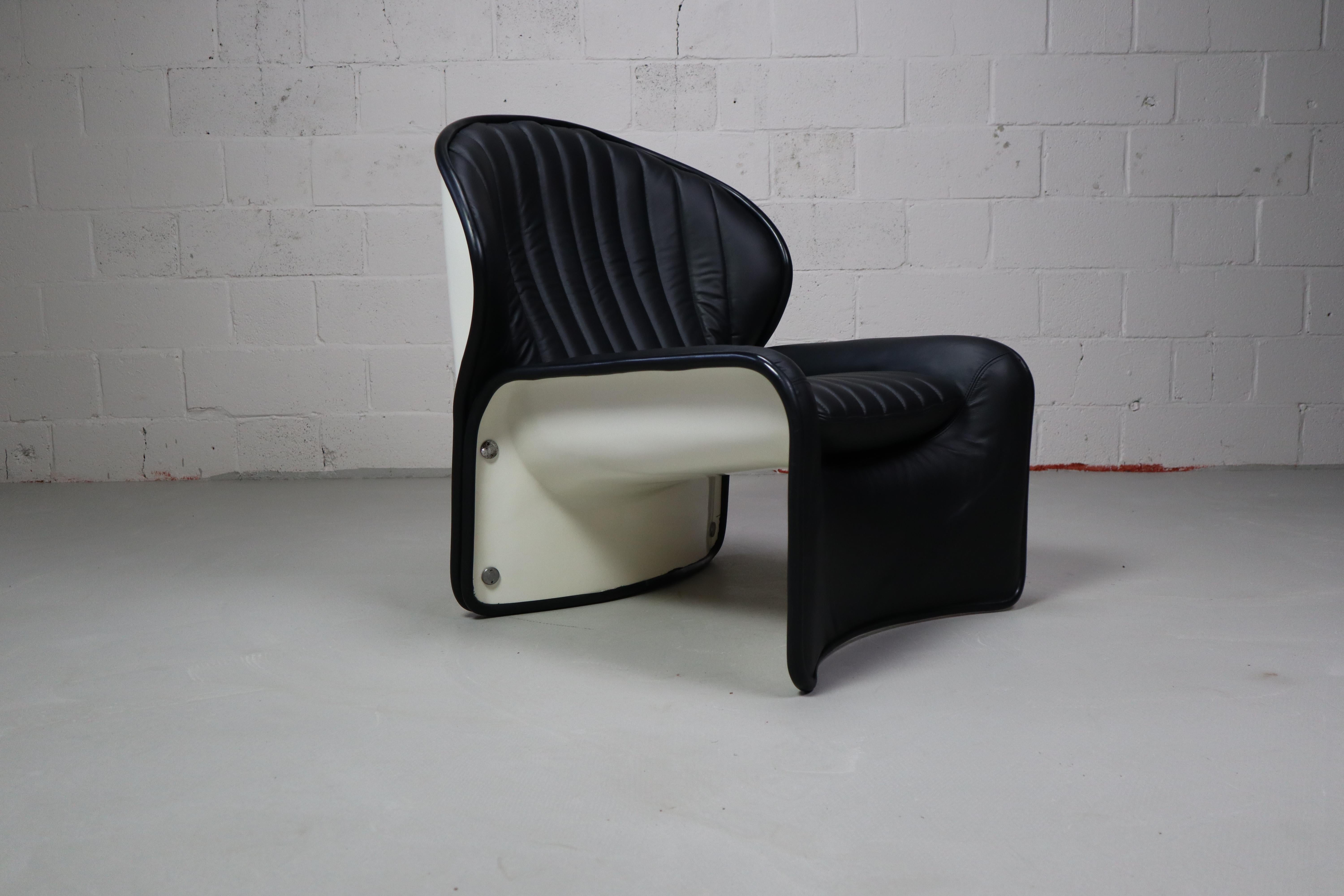 Space Age Lotus lounge chair by André Vandenbeuck for Strässle International, 1969. For Sale