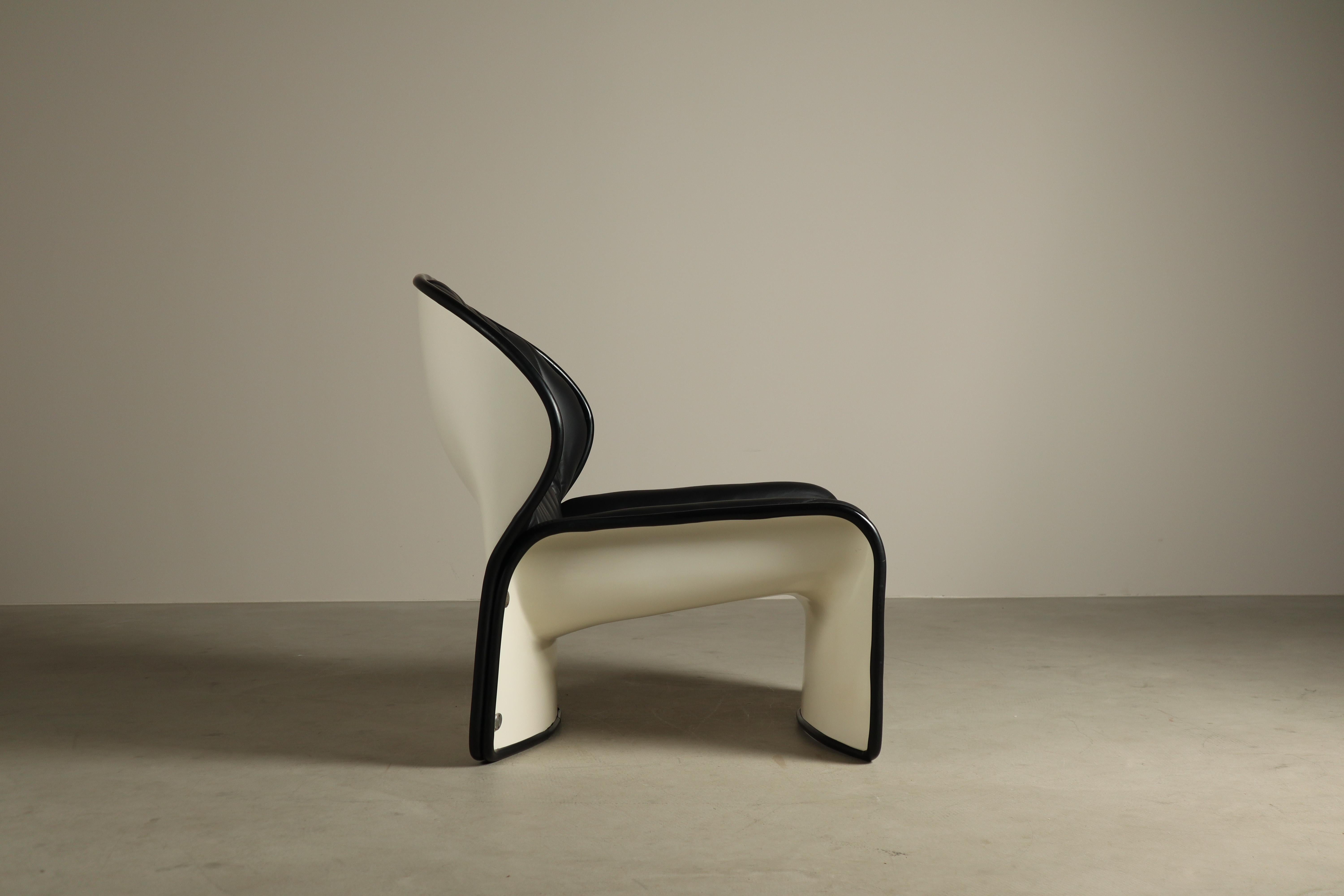 Chaise longue Lotus par André Vandenbeuck pour Strässle International, 1969 Suisse.
Cadre en fibre de verre en très bon état. Entièrement retapissé en cuir noir de haute qualité.

Dxhxl : 82x85x78 cm
Hauteur de l'assise : 38 cm