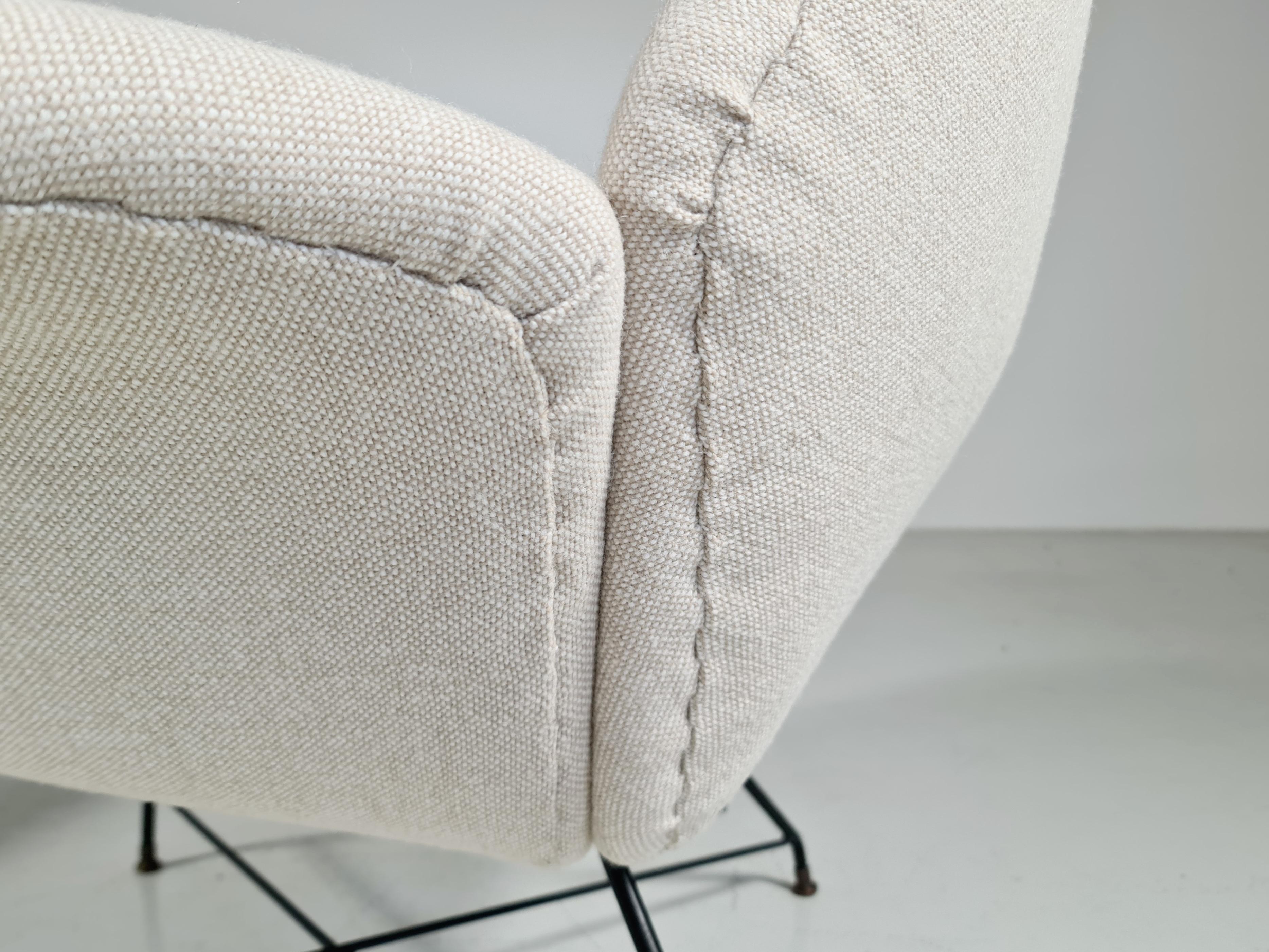 ‘Lotus’ Lounge Chairs in cream wool fabric by Augusto Bozzi for Saporiti, 1960s For Sale 3