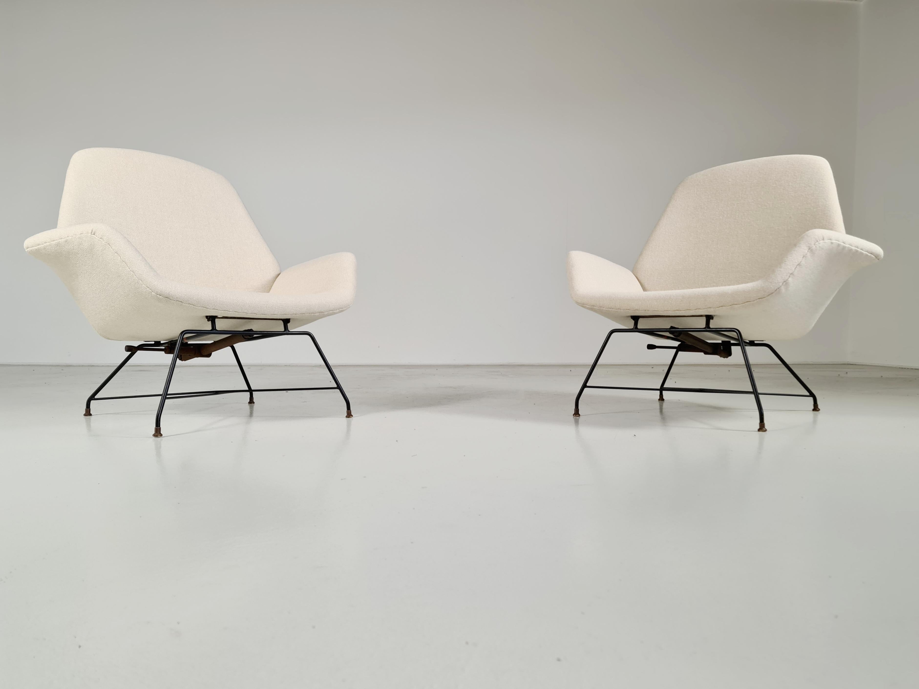Mid-Century Modern ‘Lotus’ Lounge Chairs in cream wool fabric by Augusto Bozzi for Saporiti, 1960s For Sale