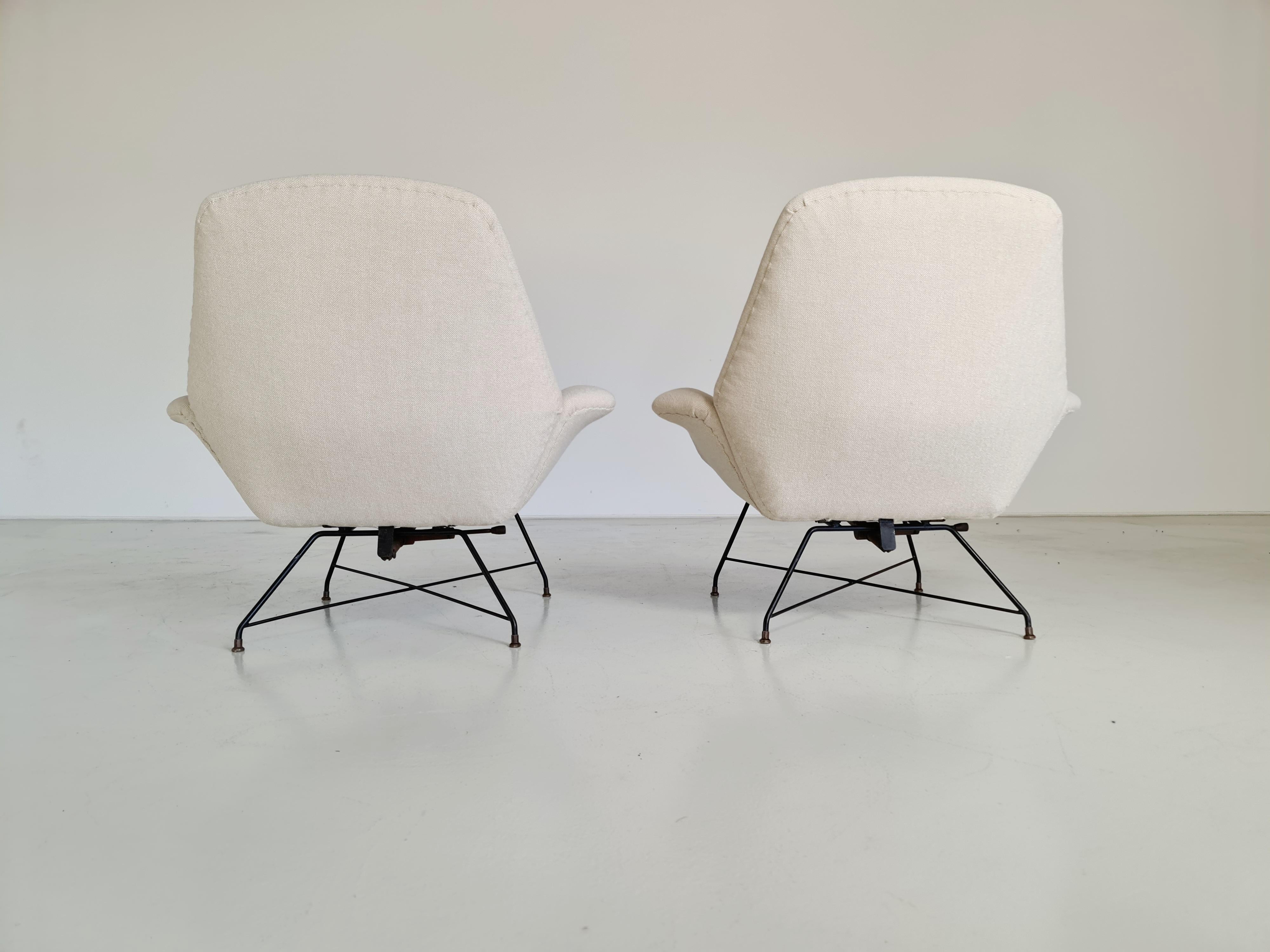 ‘Lotus’ Lounge Chairs in cream wool fabric by Augusto Bozzi for Saporiti, 1960s In Good Condition For Sale In amstelveen, NL