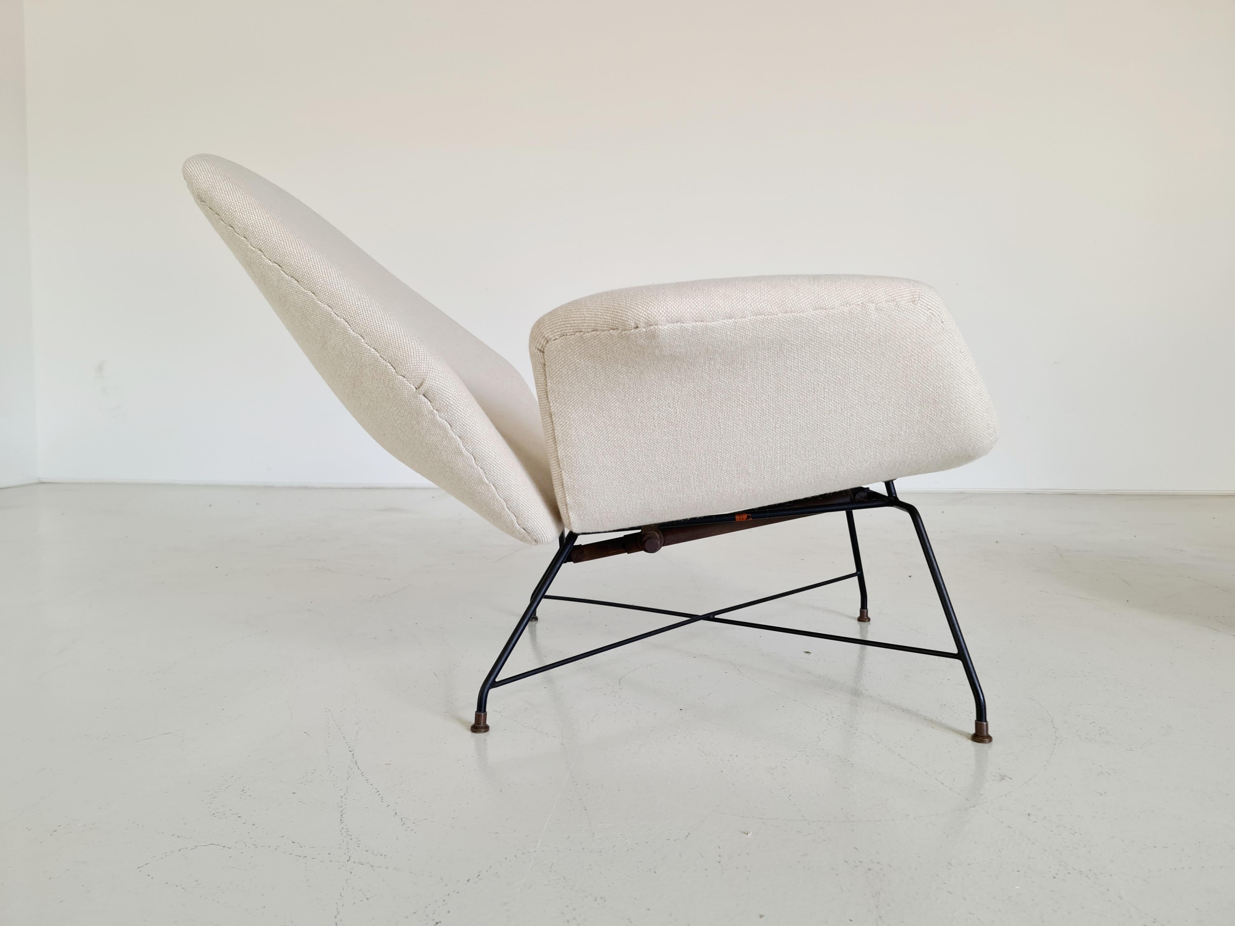 Mid-20th Century ‘Lotus’ Lounge Chairs in cream wool fabric by Augusto Bozzi for Saporiti, 1960s For Sale