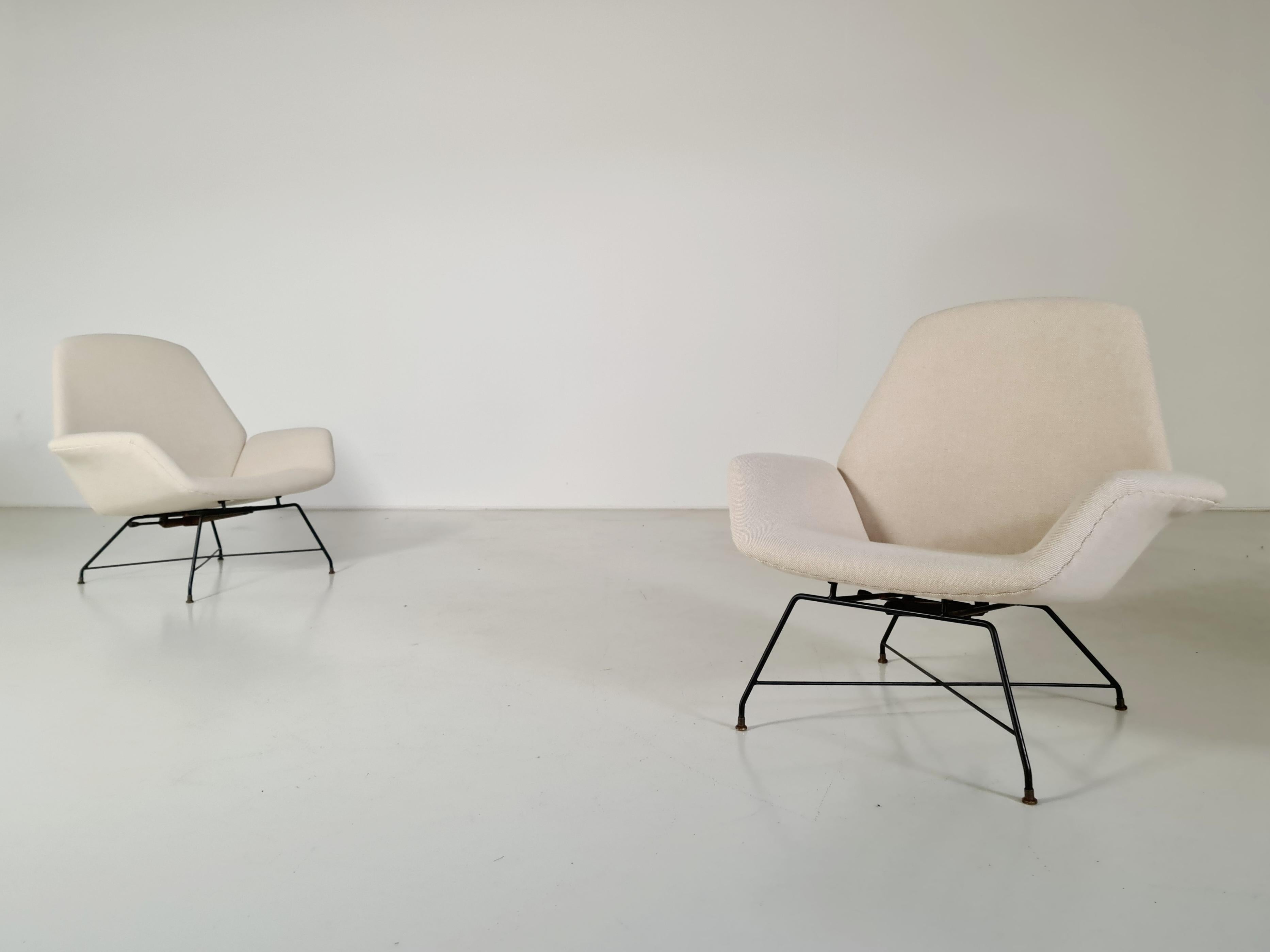 Wool ‘Lotus’ Lounge Chairs in cream wool fabric by Augusto Bozzi for Saporiti, 1960s For Sale