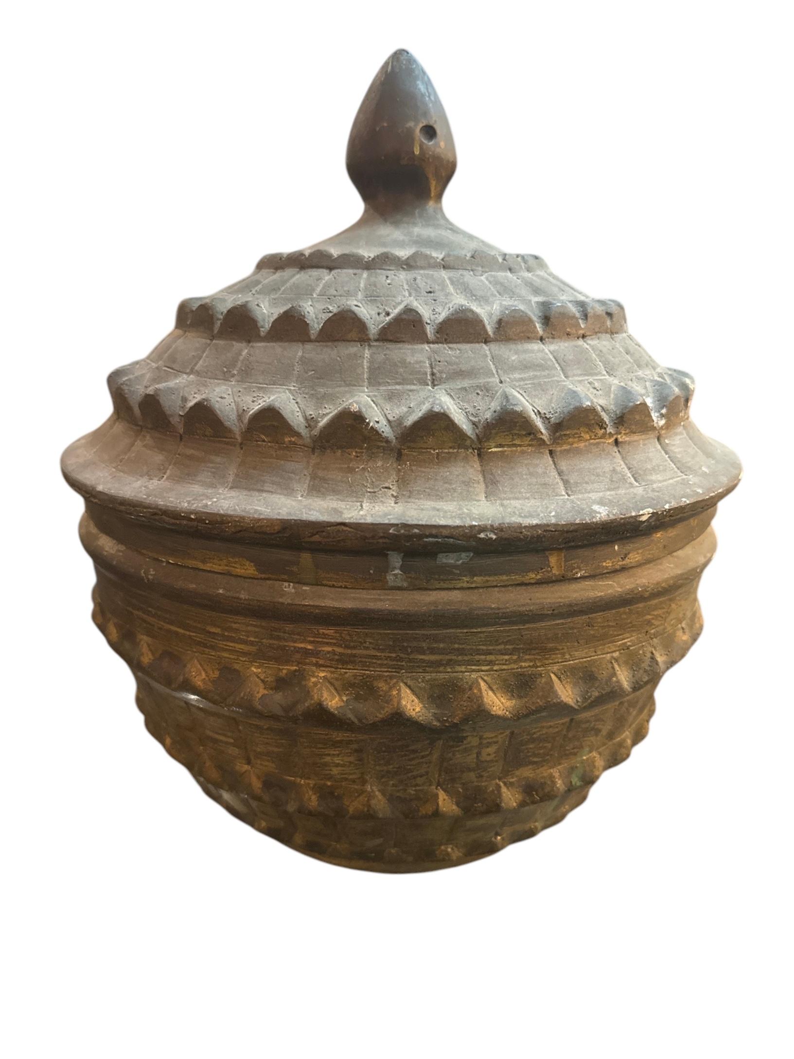 Realizzato a mano con una meticolosa attenzione ai dettagli, questo vaso incarna la graziosa eleganza del fiore di loto, simbolo di purezza e illuminazione nella cultura birmana. Realizzato con materiali di alta qualità da abili artigiani, presenta