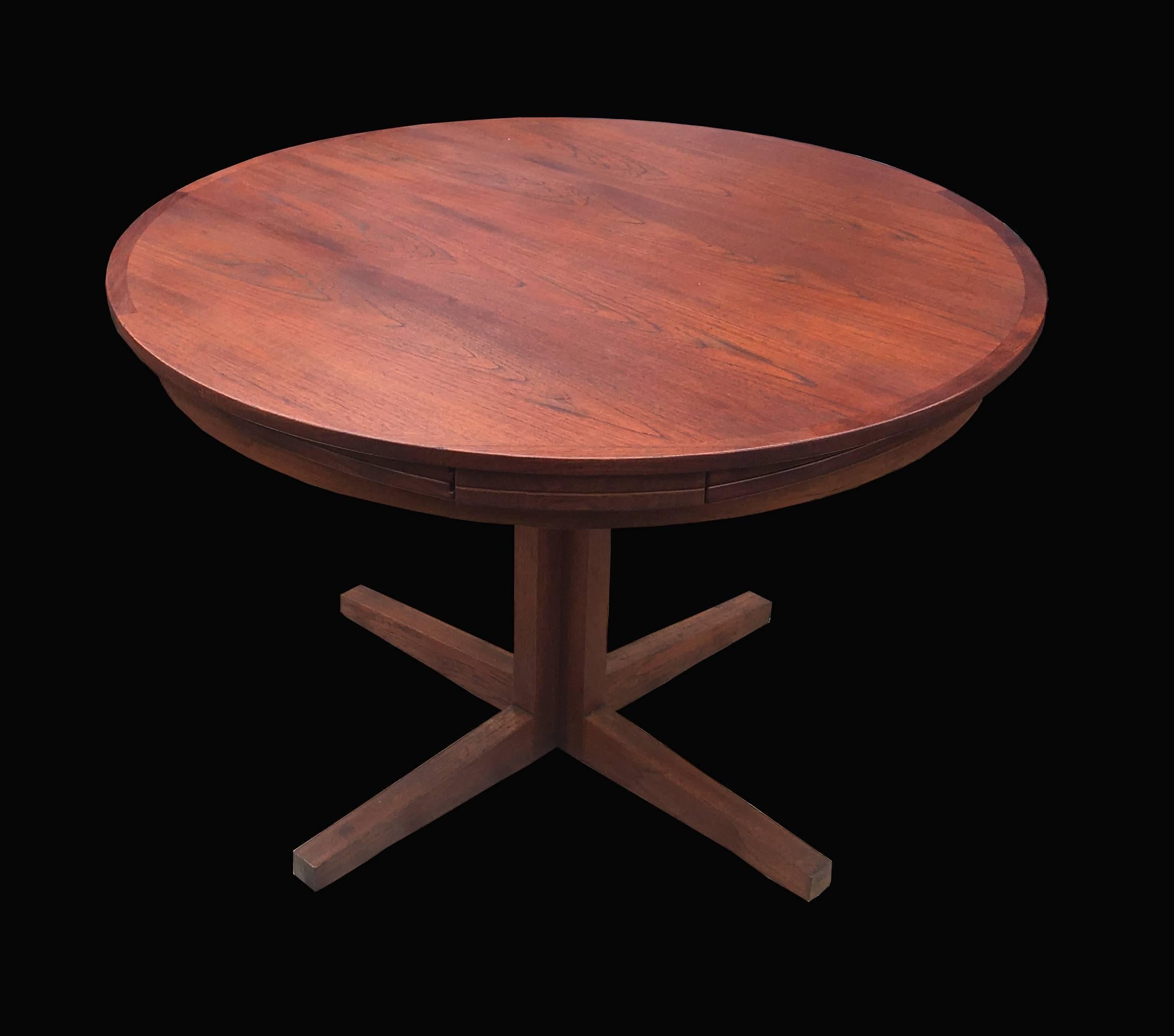 A very nice original example of this patented extending table in Teak, in very good condition, it is 110 cm diameter closed and 150 cm open.