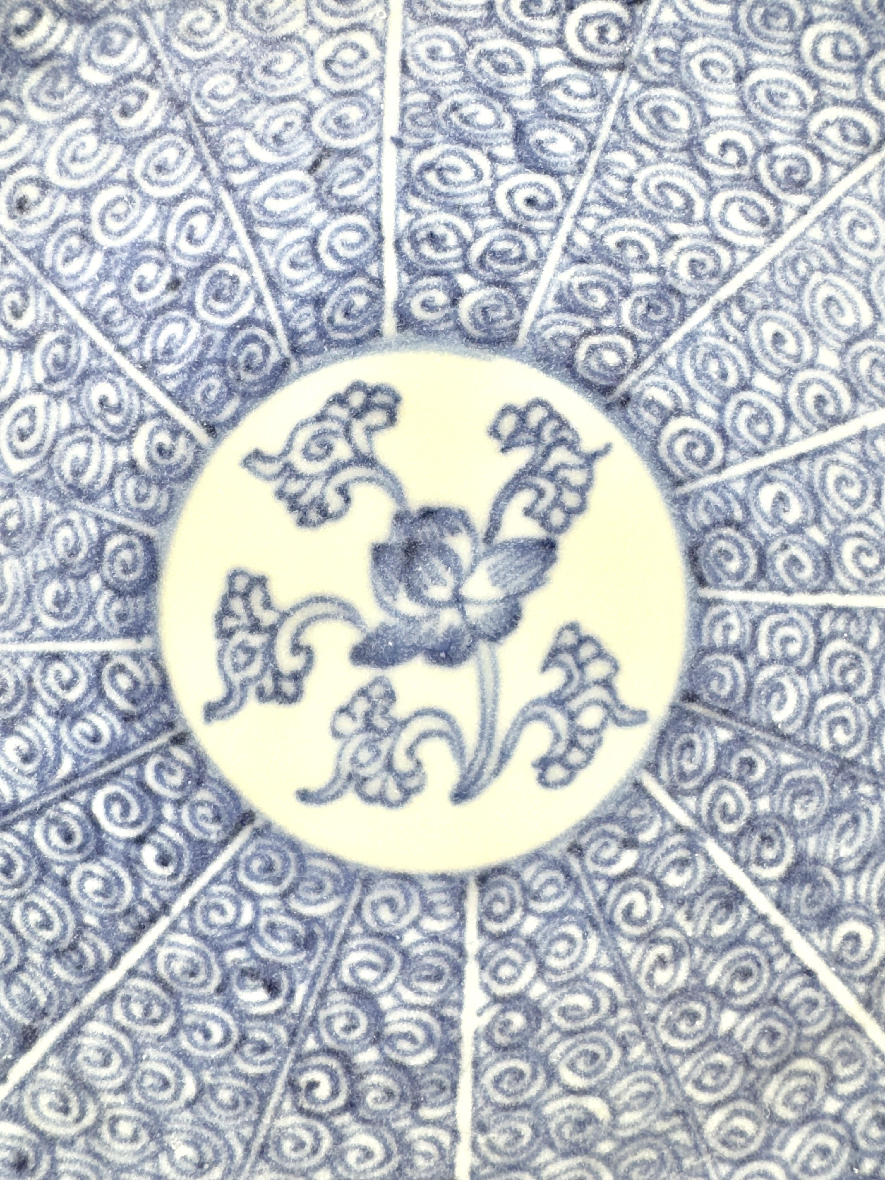 'Lotus' Pattern Blue and White Dish c. 1725, Qing Dynasty, Yongzheng Era In Good Condition For Sale In seoul, KR