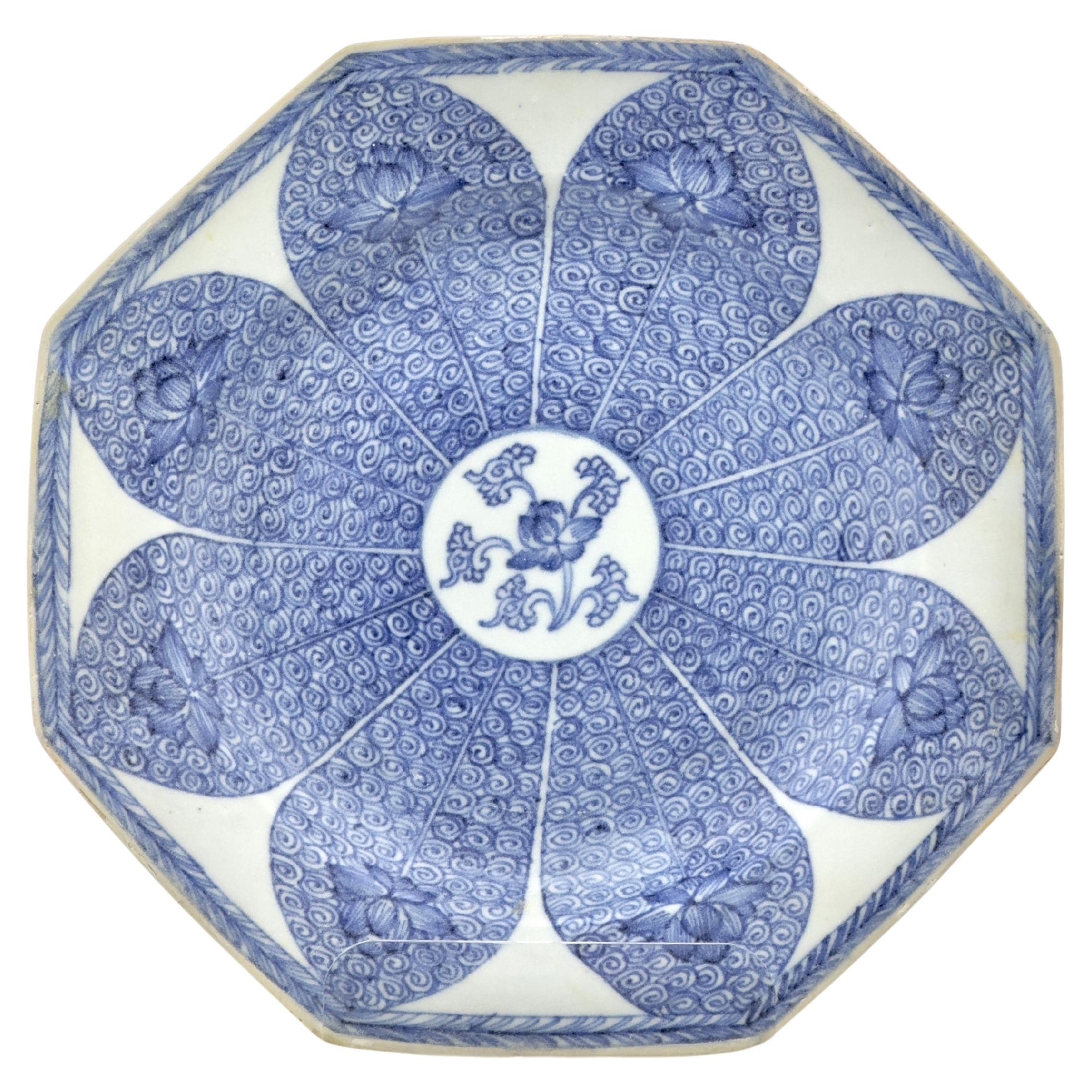 Plat bleu et blanc à motif de "lotus" A.I.C. 1725, Dynastie Qing, époque Yongzheng