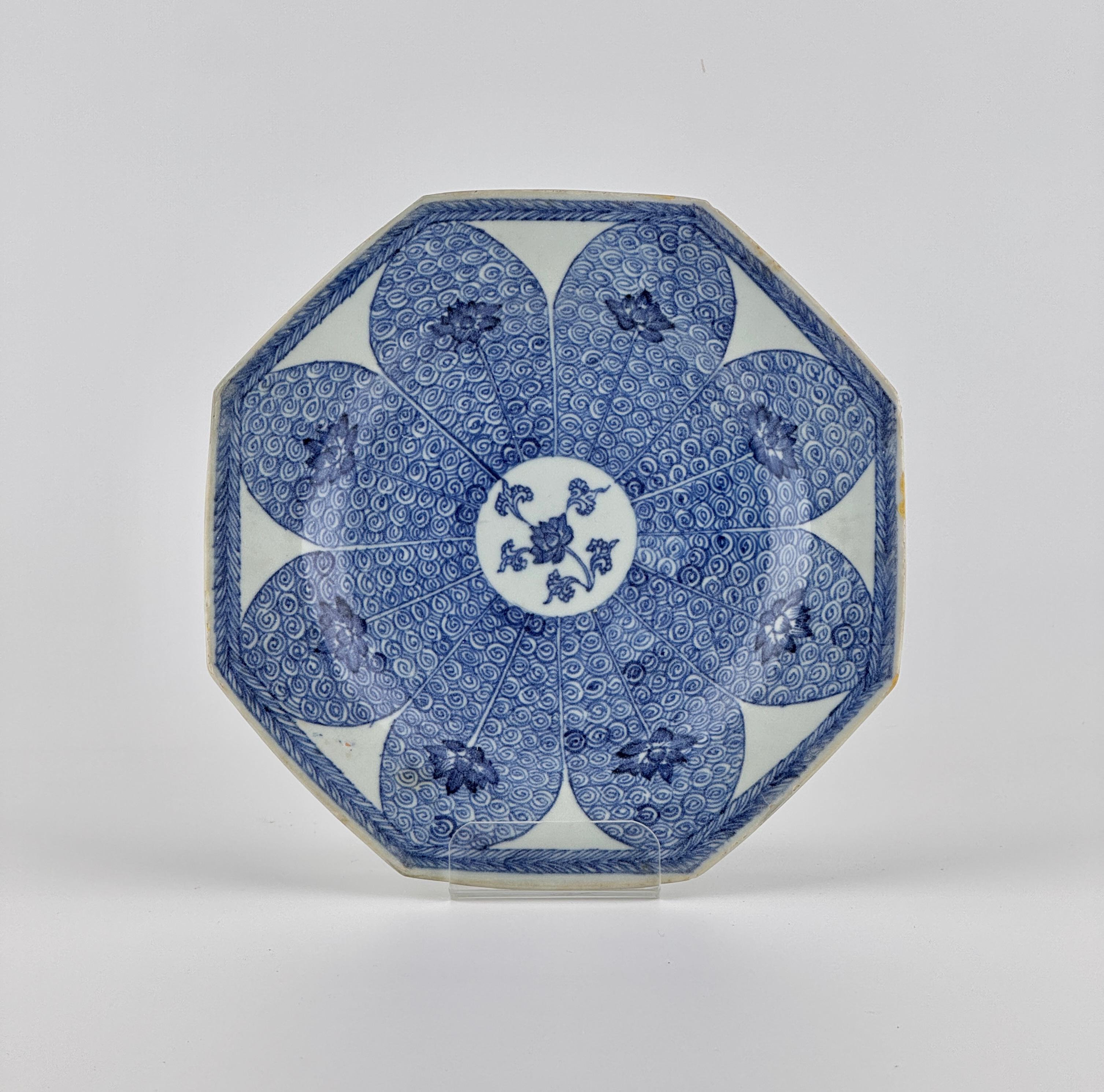 Plat à motif de lotus du bateau de MauCA Circa 1725, Dynastie Qing, règne de Yongzheng en vente 3