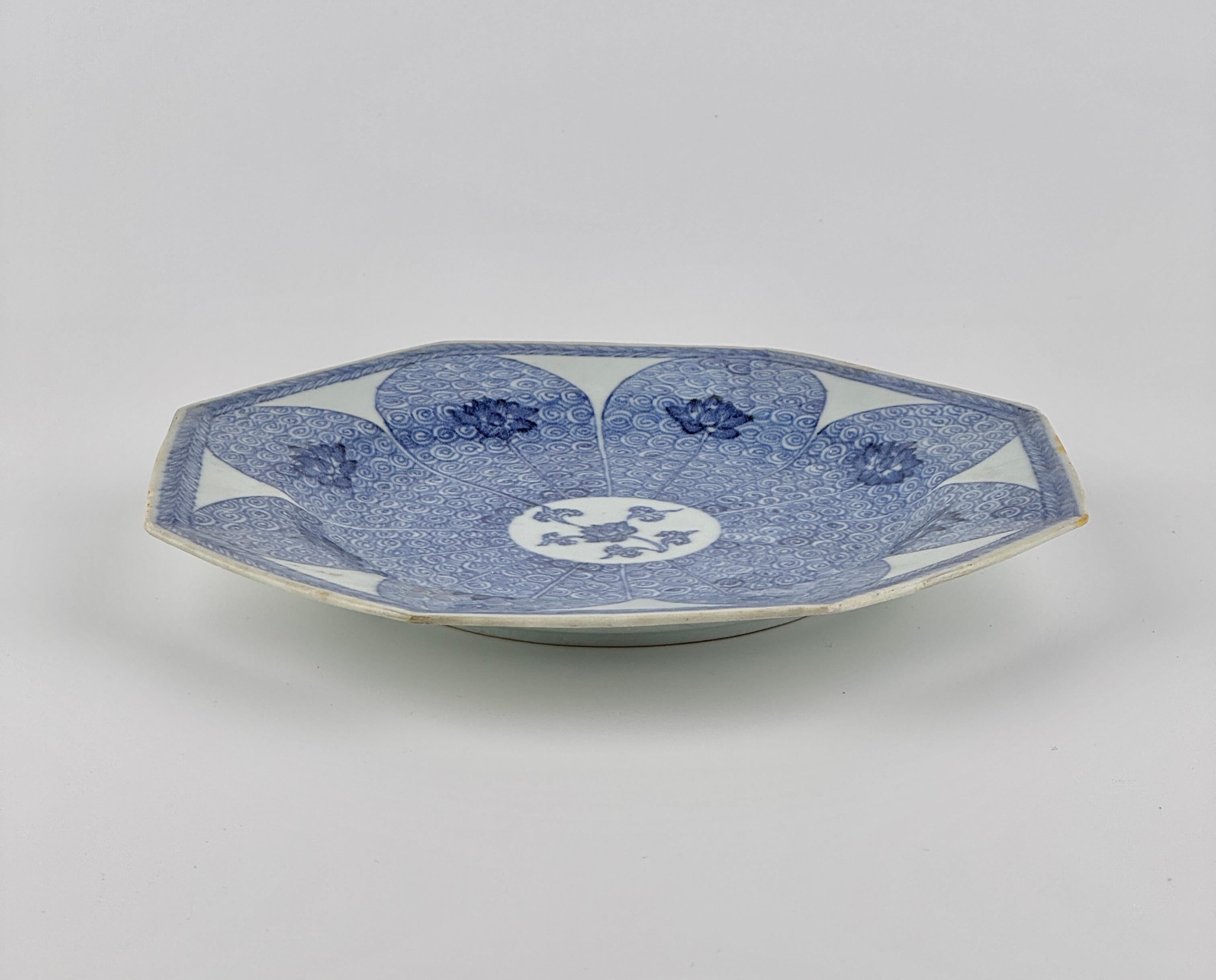 Ce plat en forme de lotus provenant de Ca Mau Ship a été présenté dans notre galerie en trois pièces (selon les tailles). L'un d'entre eux a été vendu en 2024.

Avec des pétales de lotus rayonnants, 8 panneaux peints avec des fleurs simples parmi